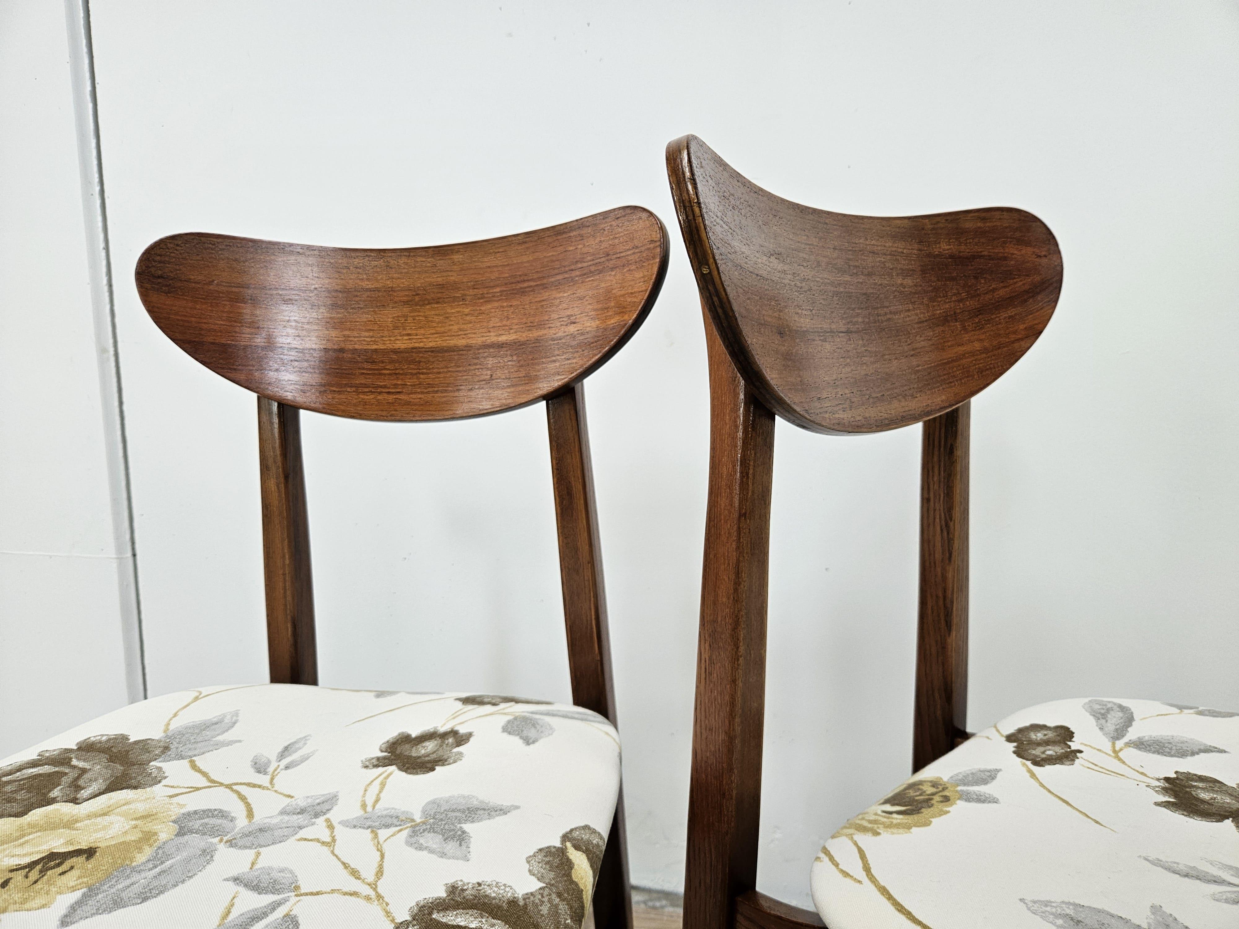 Esszimmerstühle aus Teakholz der siebziger Jahre im skandinavischen Design (Stoff) im Angebot