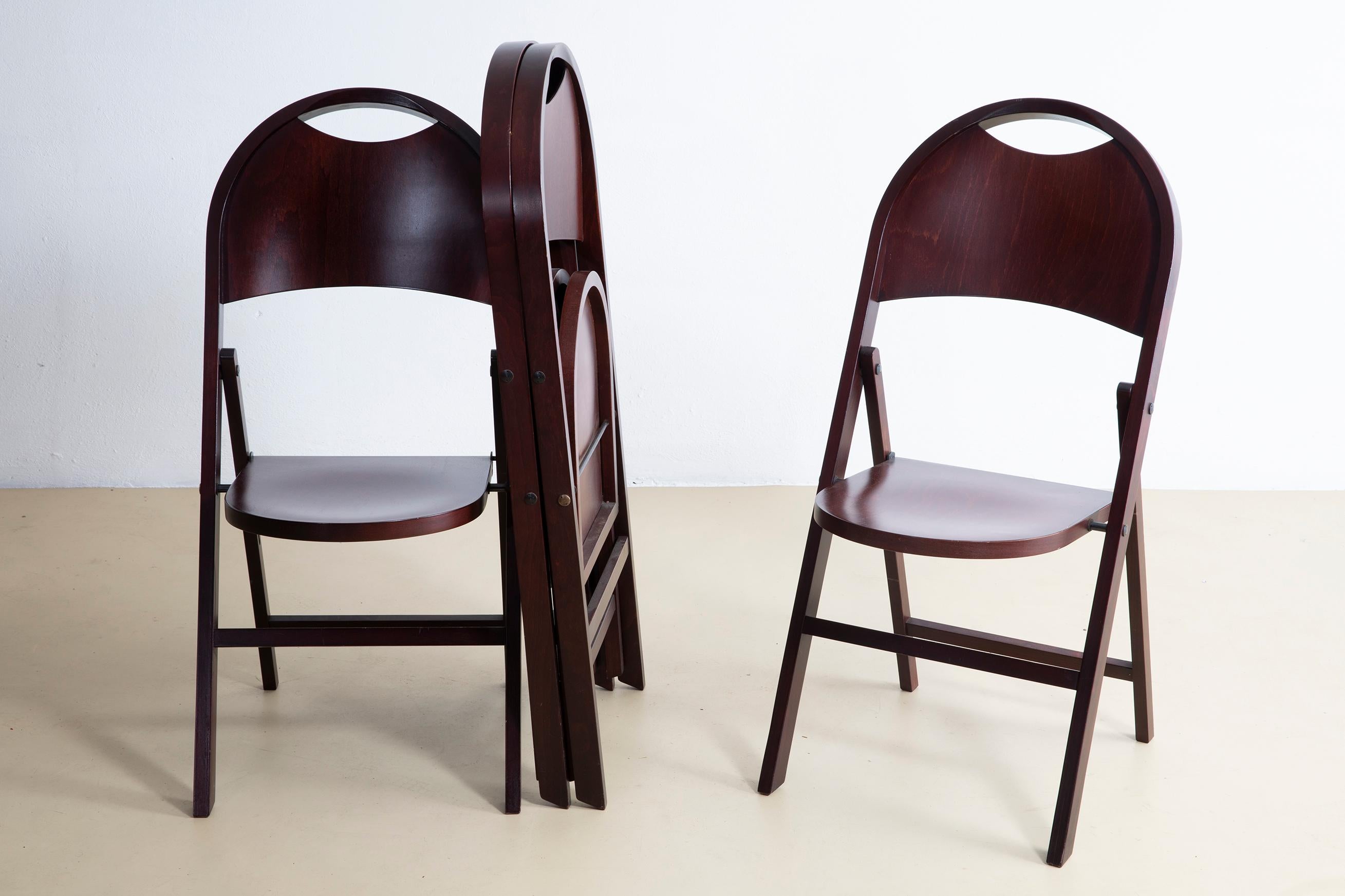 Set di 4 sedie pieghevoli Tric di Achille e Pier Giacomo Castiglioni prodotte da BBB Emmebonacina negli anni '60. Le sedie hanno una solida struttura in faggio, seduta e schienale in compensato modellato e sono di una bella tinta color mogano,