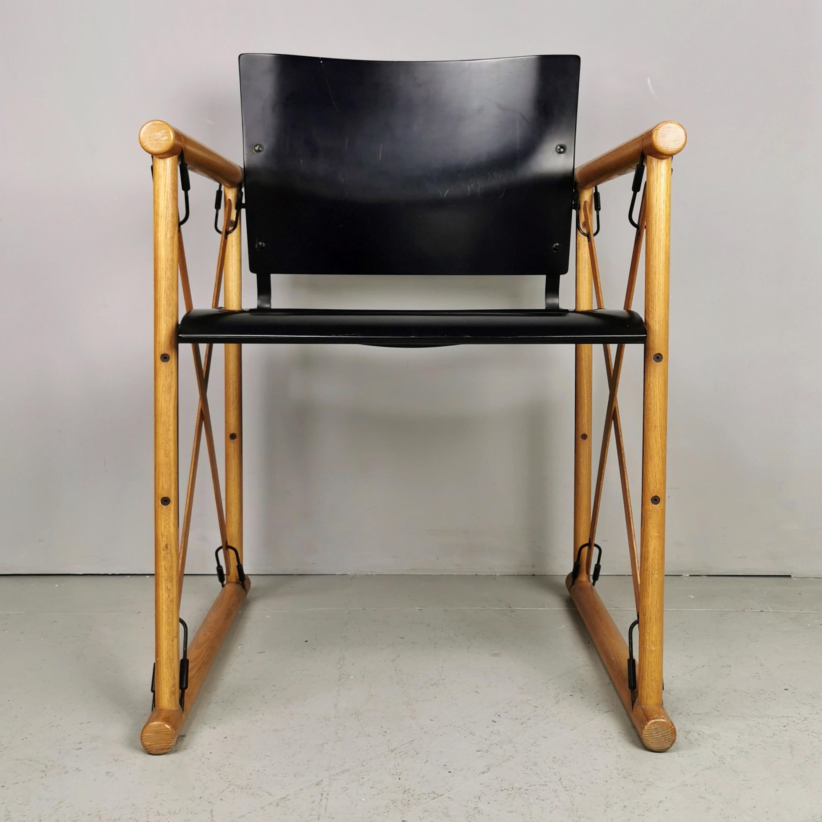 Raro set di Sedie anni 70 con struttura in legno chiaro con seduta e schienale in legno curvato laccato nero. La particolare struttura con inserti in metallo nero le rendono adatte a qualsiasi ambiente. Le sedie si presentano in ottime condizioni.
