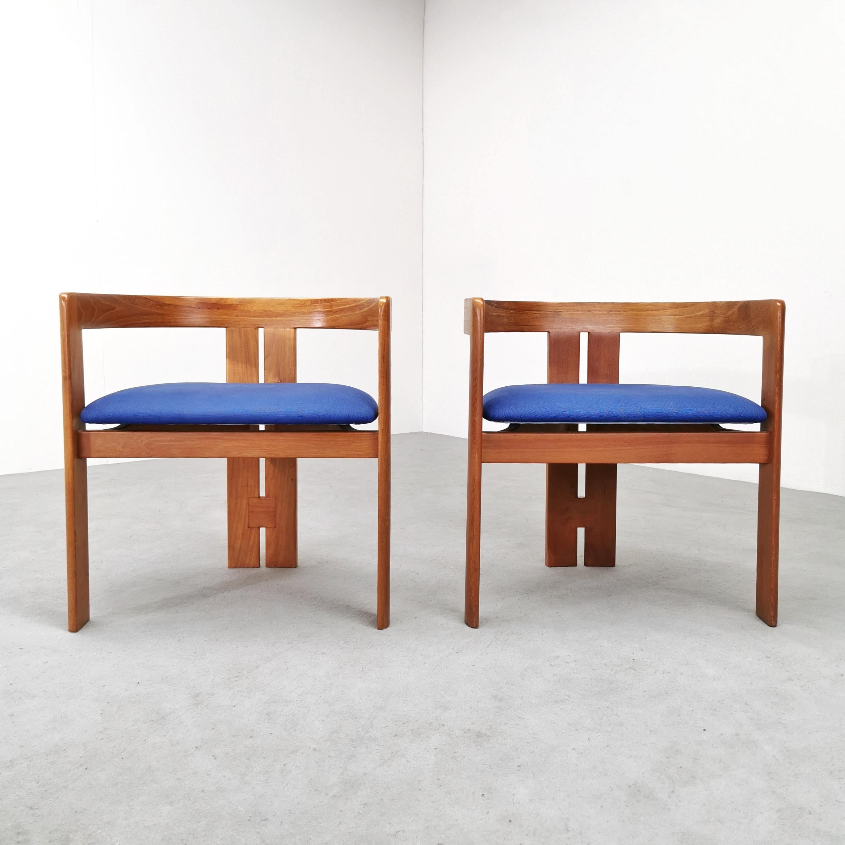 Paire de fauteuils modèle Pigreco conçus dans les années 1960 par Tobia Scarpa pour Gavina. Structure en bois clair et assise en tissu bleu clair. Les fauteuils sont en excellent état.