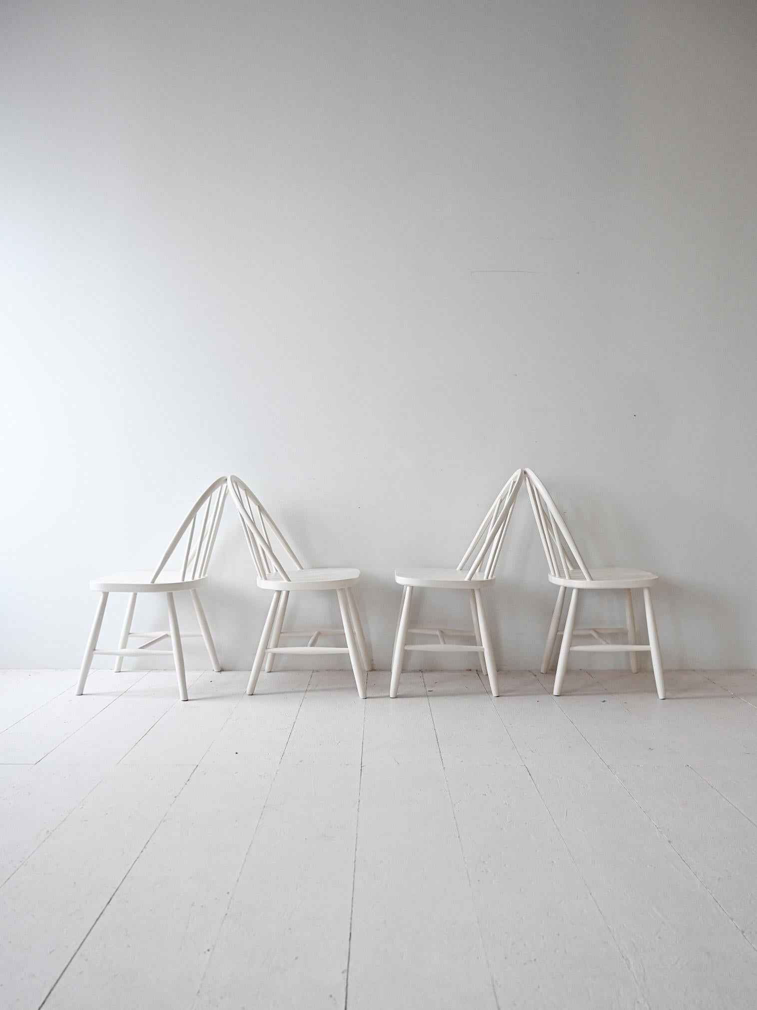 Ein Satz skandinavischer Holzstühle im Vintage-Stil mit einem einfachen und eleganten Design, das sich leicht in verschiedene Einrichtungsstile einfügt.                                                                                                 