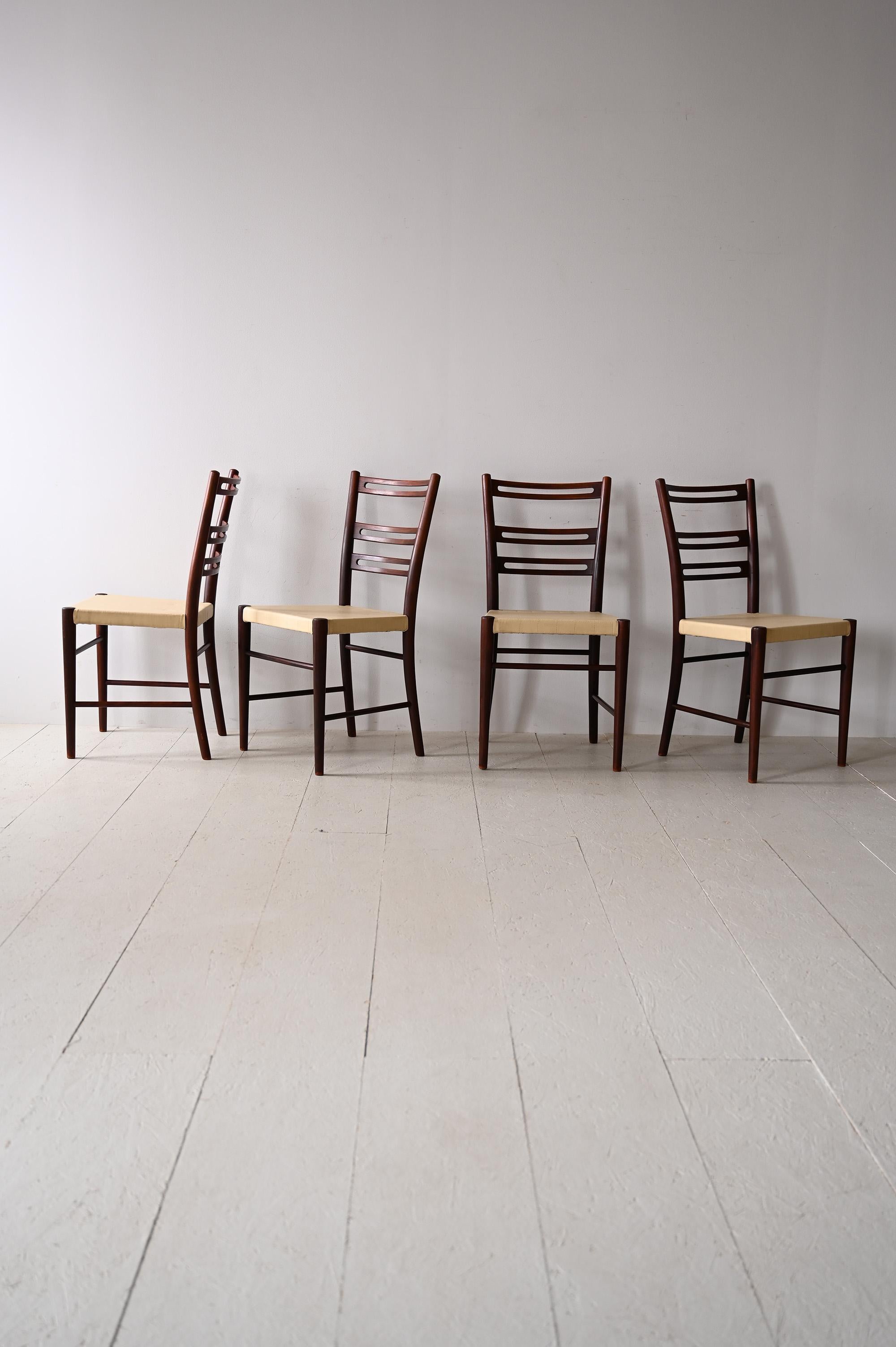 Set di 6 sedie vintage anni '60.

Este modelo de silla de líneas sobrias y elegantes reproduce el estilo clásico de mediados de siglo. La estructura de madera se compone de patas cóncavas afiladas y de la espiga sagomata. La silla de piel color