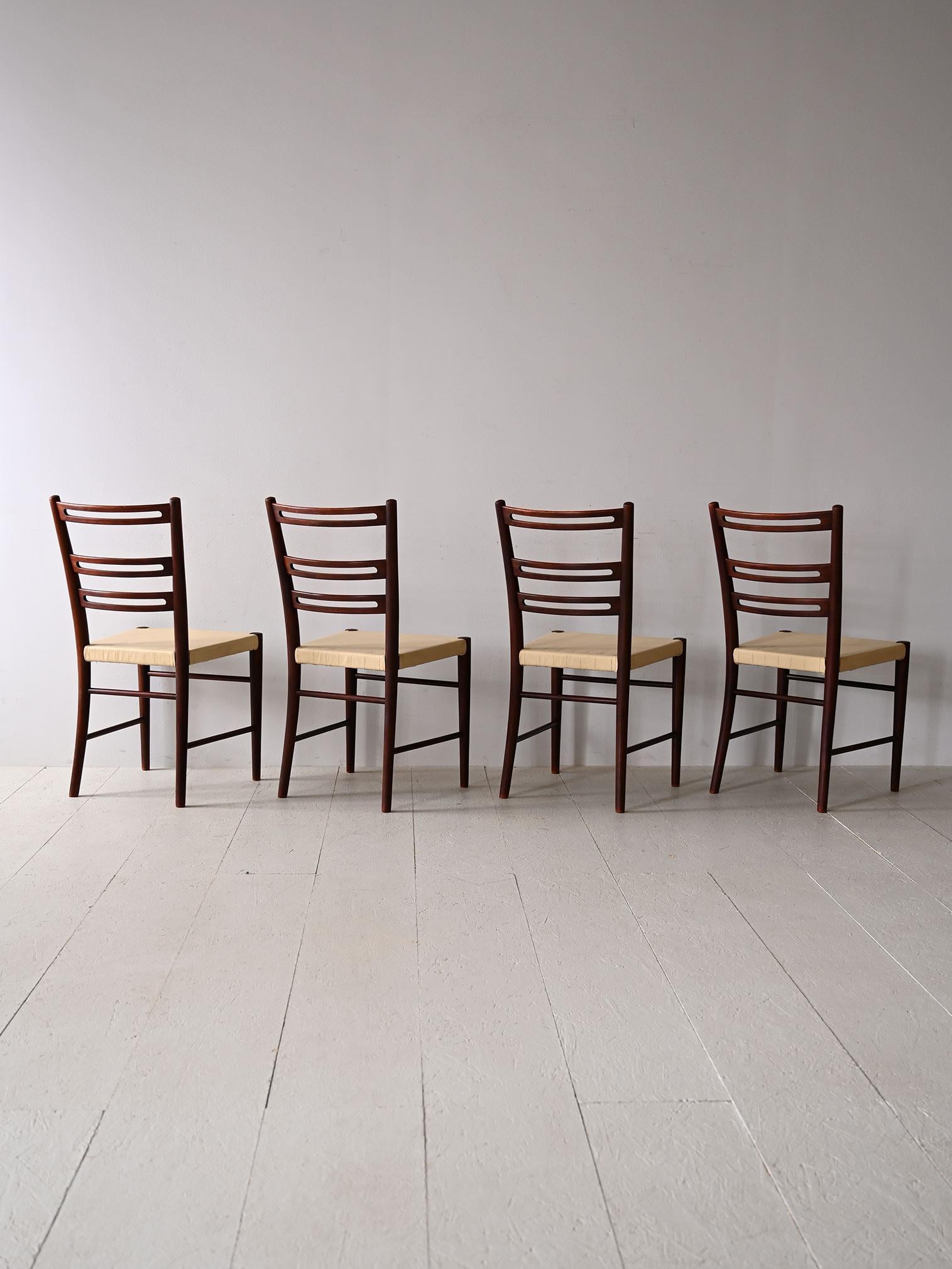Sedie scandinave in legno e pelle Escandinavo moderno en venta