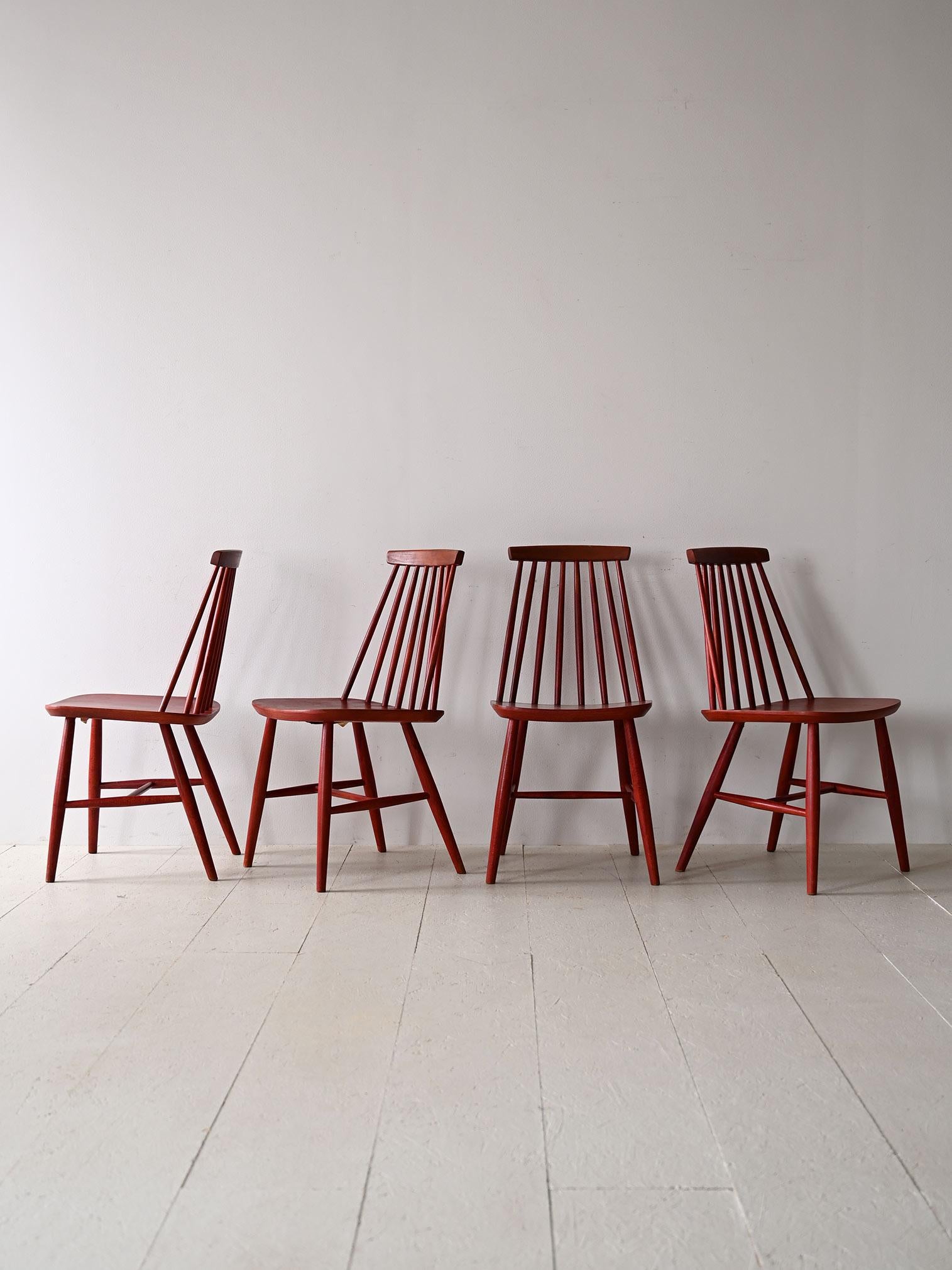 Ensemble de 4 chaises en bois originales des années 1960.

Ce modèle de chaise typique des maisons scandinaves se distingue par son dossier en lattes de bois effilées. 
Avec leur design moderne et leur couleur rouge, ils sont parfaits pour donner du