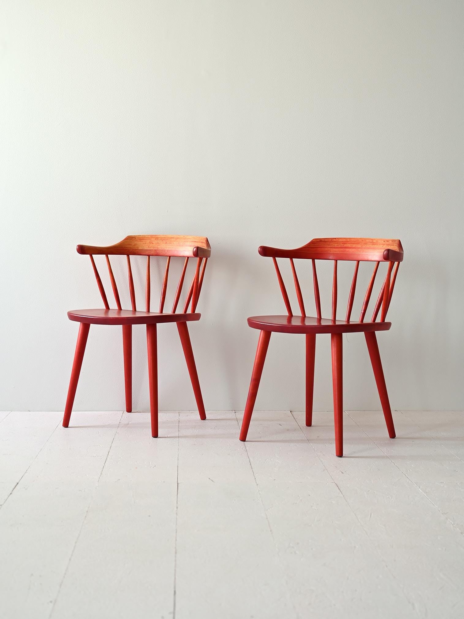 Questa coppia di sedie in legno dipinte di rosso è un'opera iconica del celebre designer svedese Yngve Ekström. Caratterizzate da linee pulite e uno stile minimalista, queste sedie incarnano perfettamente l'estetica scandinava, unendo funzionalità