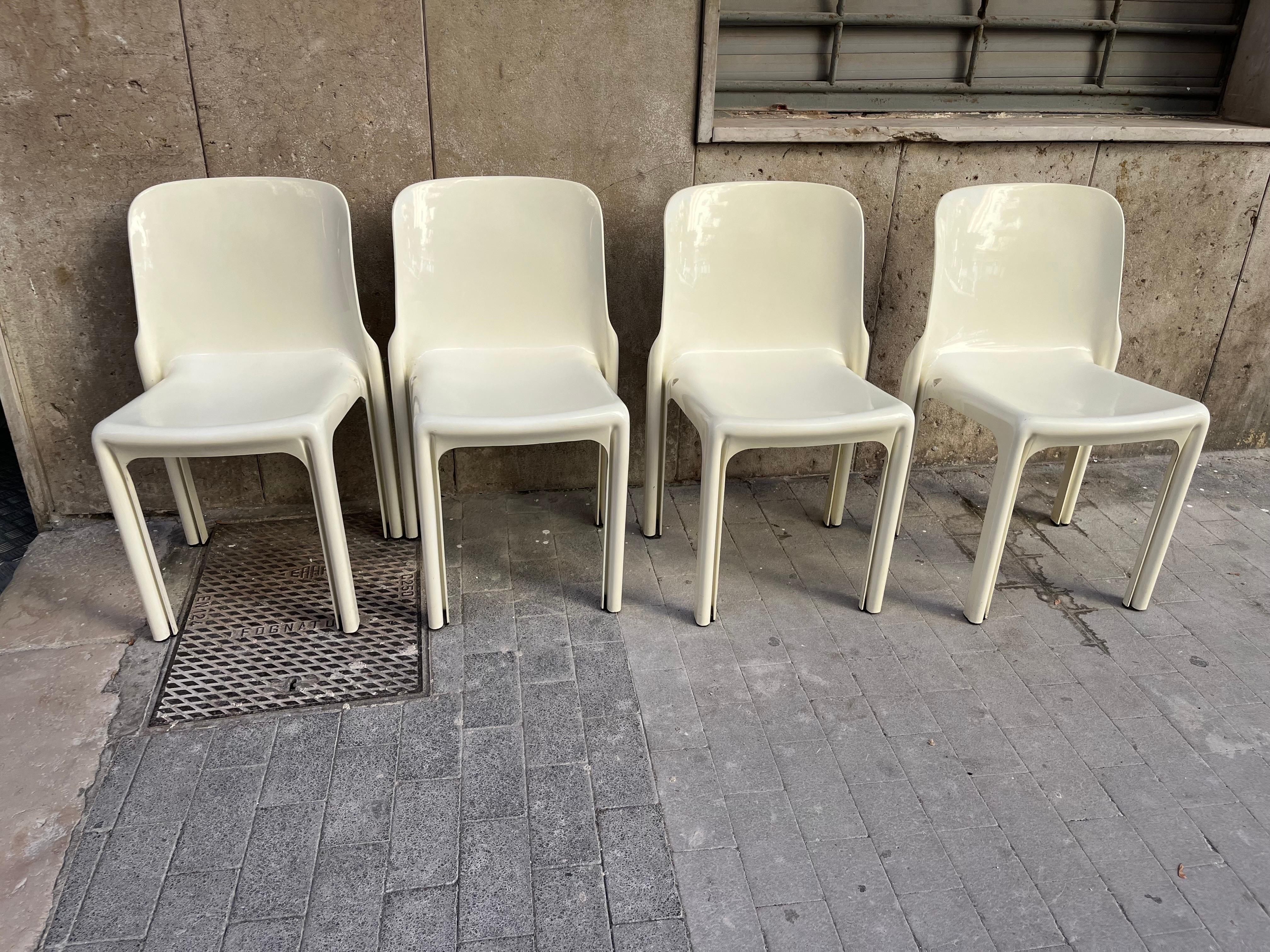 Questo set di quattro sedie Selene è di colore bianco. È un bellissimo set di quattro sedie impilabili. Il peso di ogni sedia è di 4,5 kg.

Le quattro sedie impilate misurano 93 cm H x 47 L x 62 cm P.