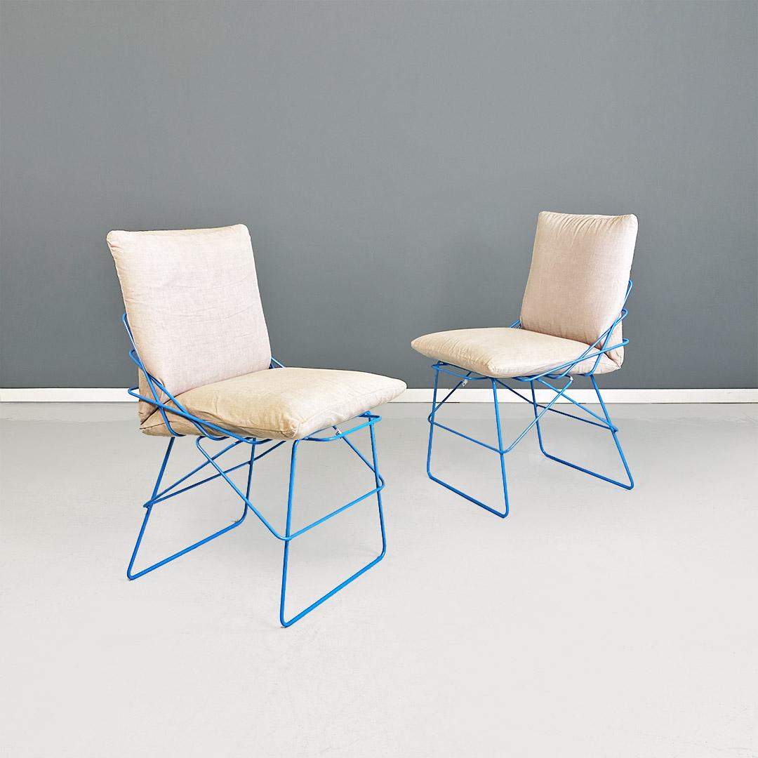 Belle paire de chaises Sof Sof en métal bleu clair, avec assise et dossier tapissés et recouverts de tissu beige d'origine, bien entretenues.
Dessin d'Enzo Mari pour Driade, vers 1980.
Excellent état général pour une paire de chaises d'occasion