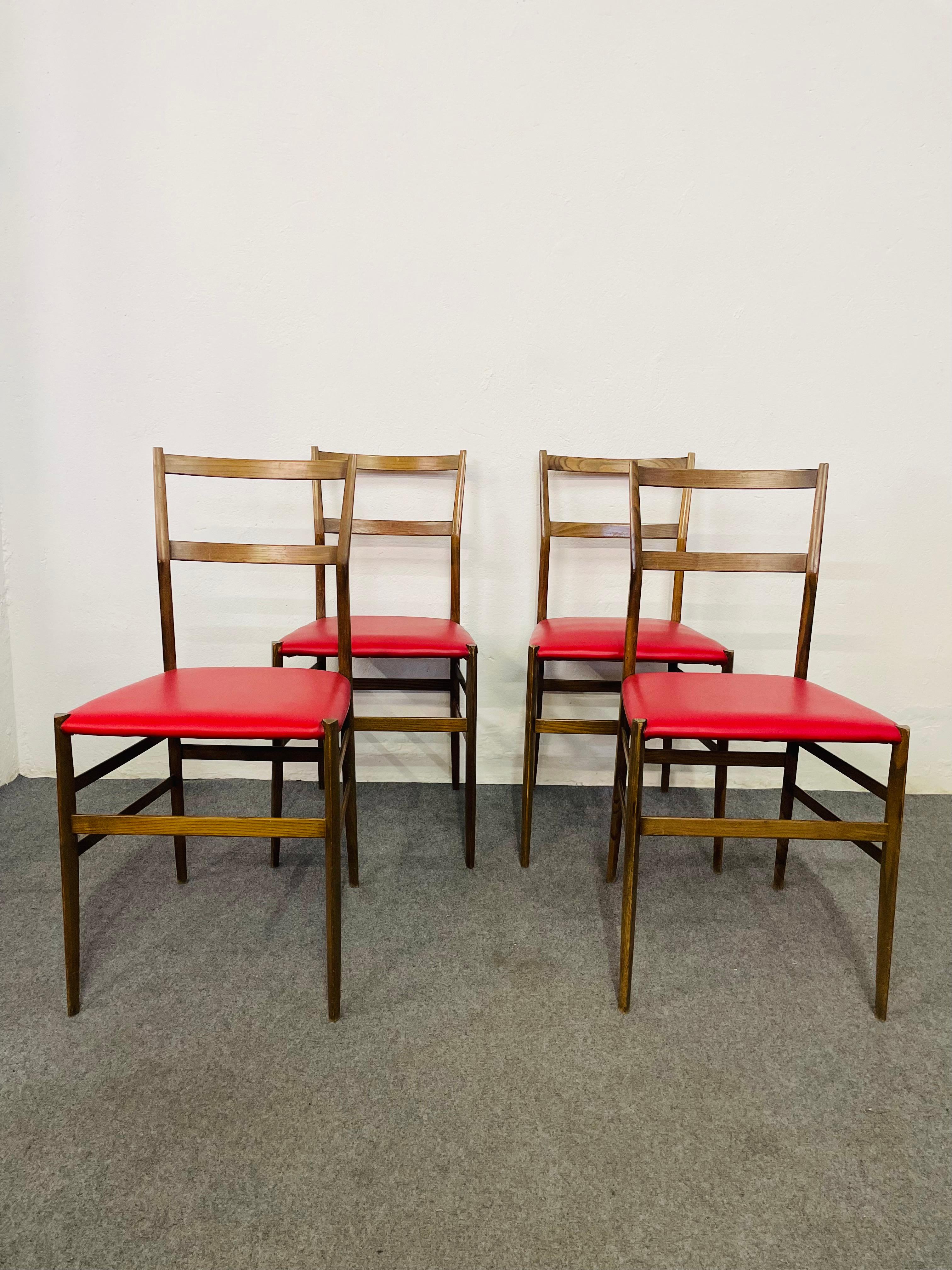 Satz von 4 Superleggera (= sehr leicht) Stühlen, entworfen von Gio Ponti in den Jahren 1951-1957 für Cassina Italia.
Eine Ikone des modernen Designs und eines der berühmtesten Projekte des italienischen Meisters.
Sein Name drückt den Wunsch des