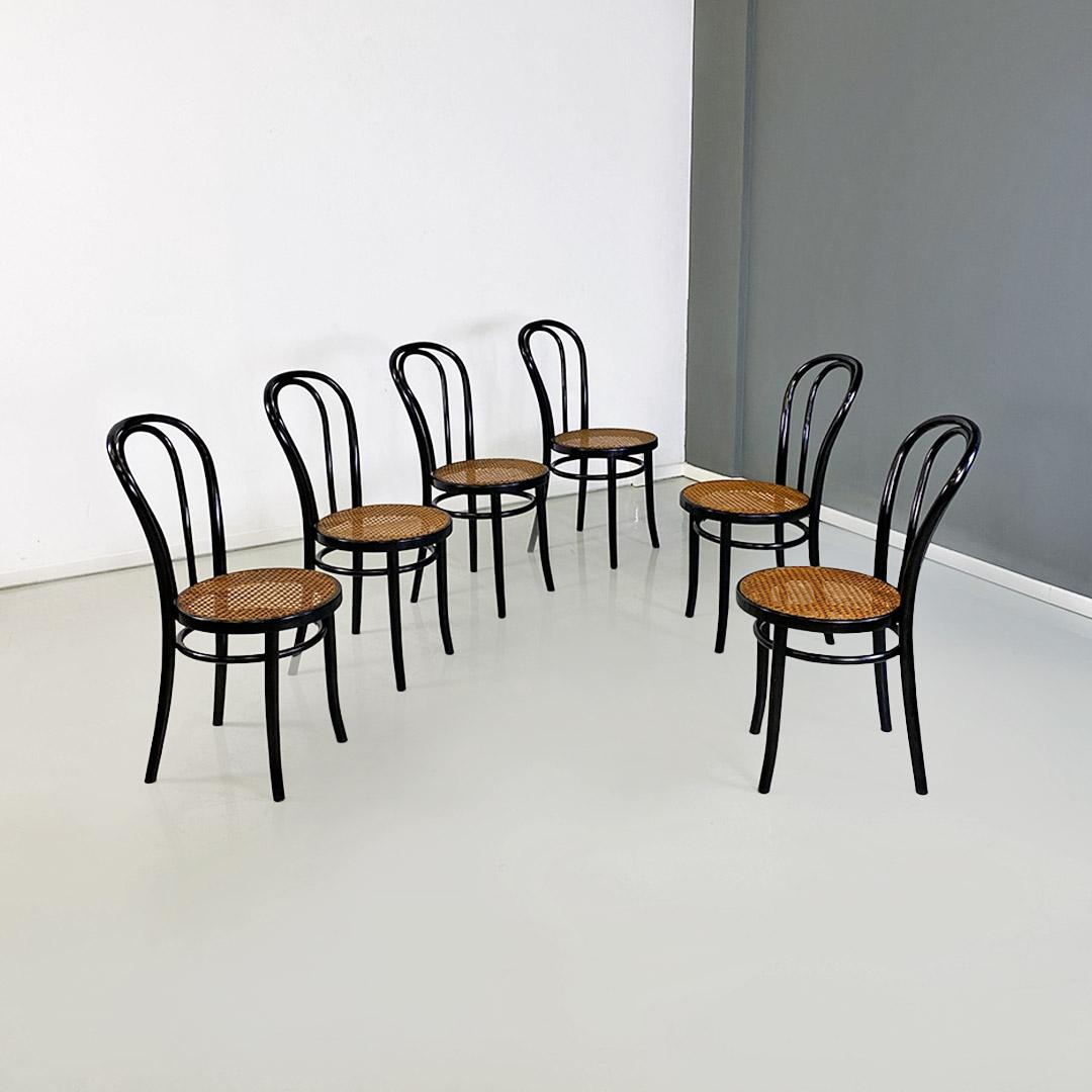 Ensemble de six chaises connues sous le nom de modèle n° 18, avec cadre incurvé en bois de hêtre verni noir et paille de Vienne faite à la main, encore intacte.
Conçu par Michael Thonet en 1876, mais produit vers 1960, comme l'indique la marque