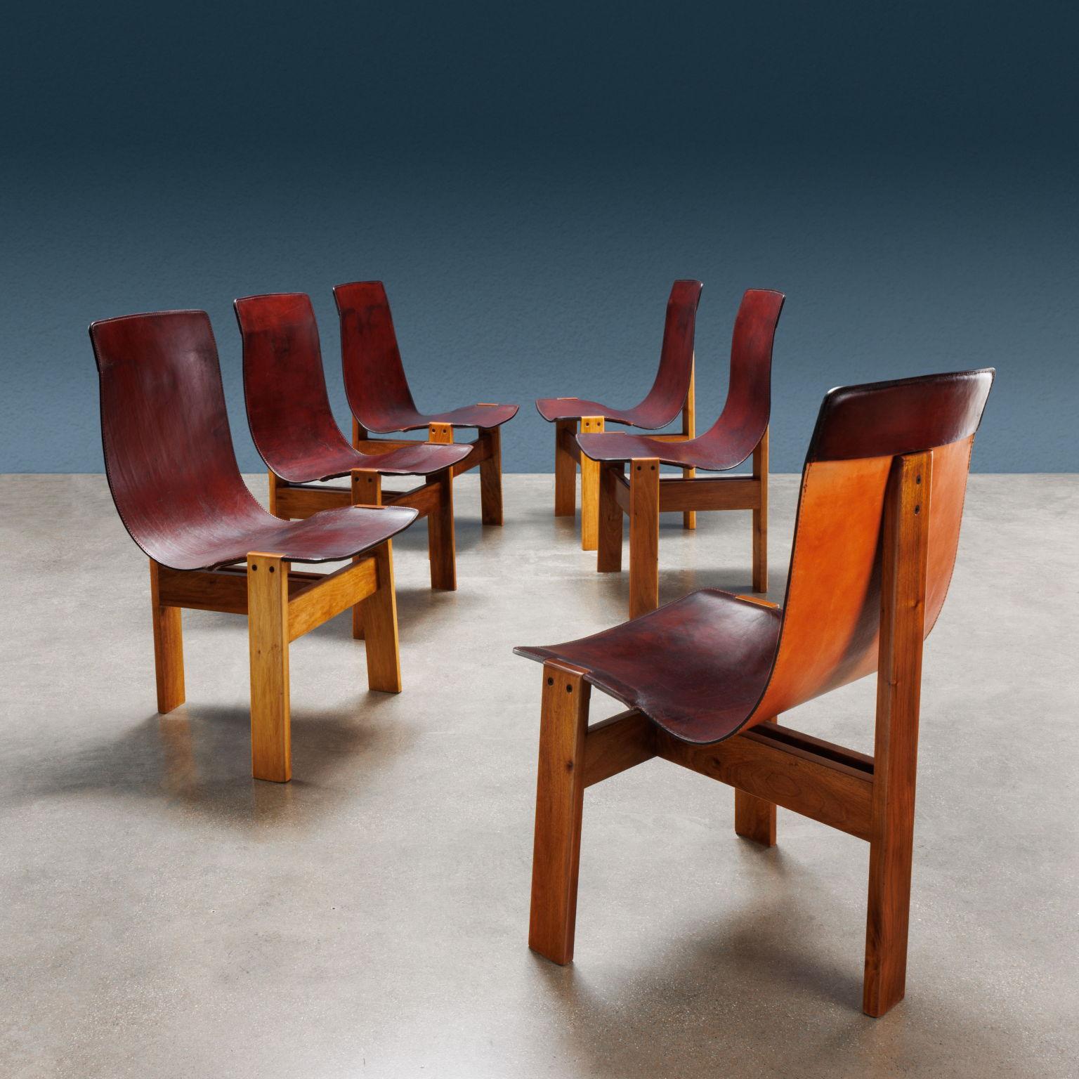 Set di sei sedie modello 'Tre 3' disegnate da Angelo Mangiarotti nel 1978 per una produzione Skipper. Struttura in legno con tre gambe, seduta in unico pezzo di cuoio. 