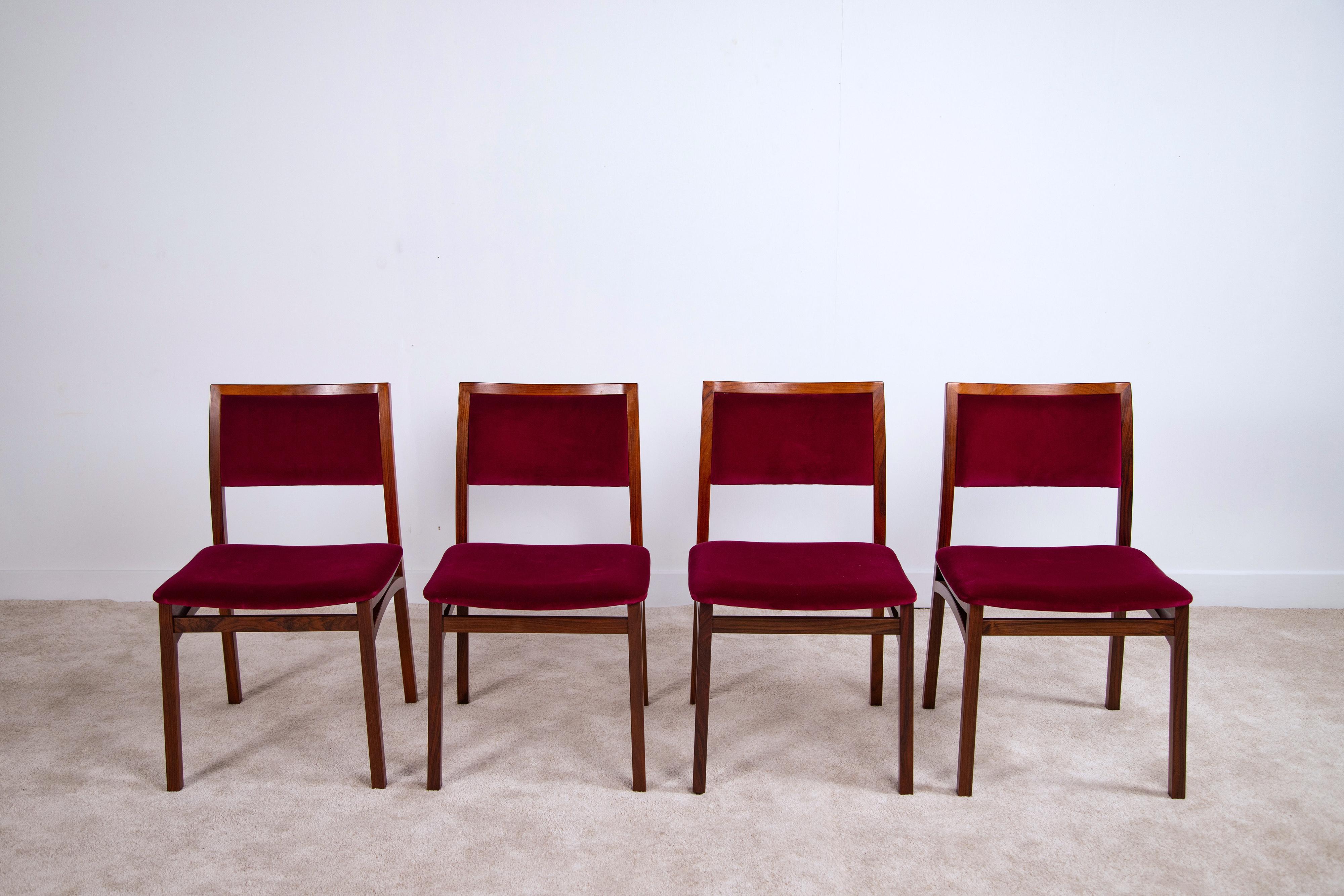 Mid-Century moderno Sedie vintage in legno e velluto, Italia, anni '60, set di 4 in vendita