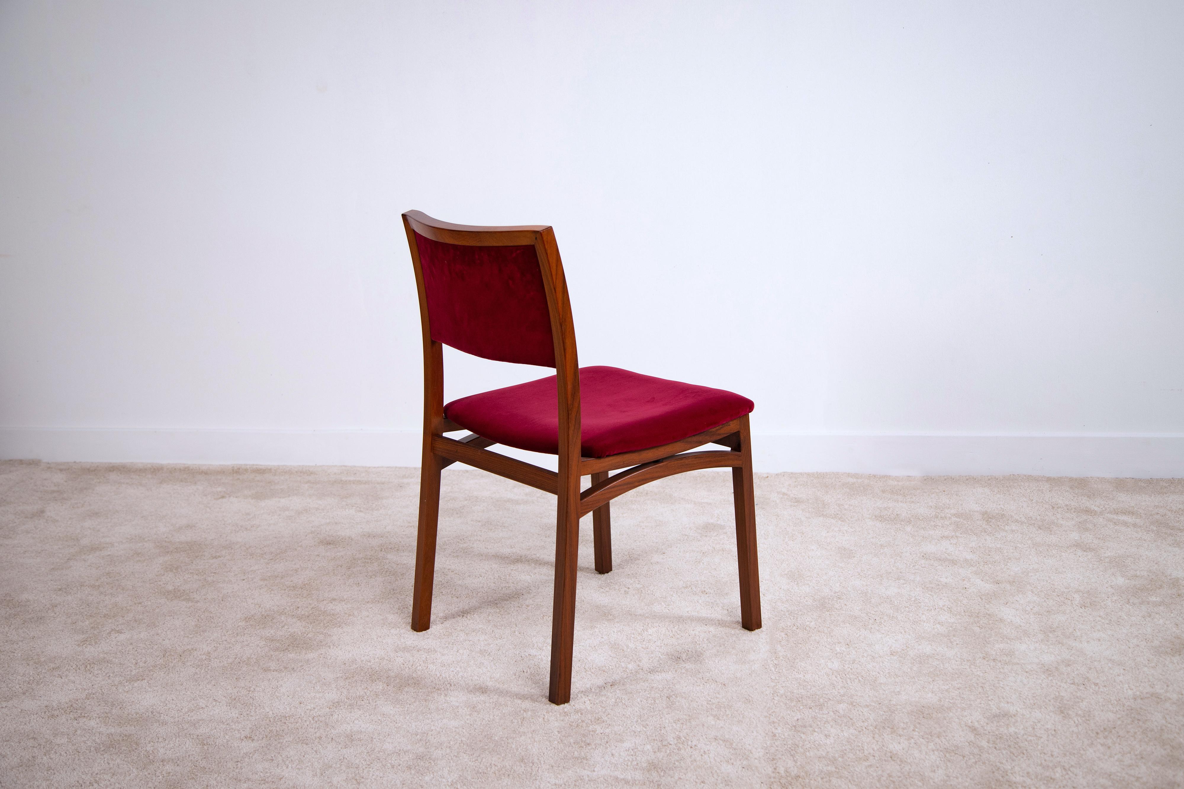 Mid-20th Century Sedie vintage in legno e velluto, Italia, anni '60, set di 4 in vendita