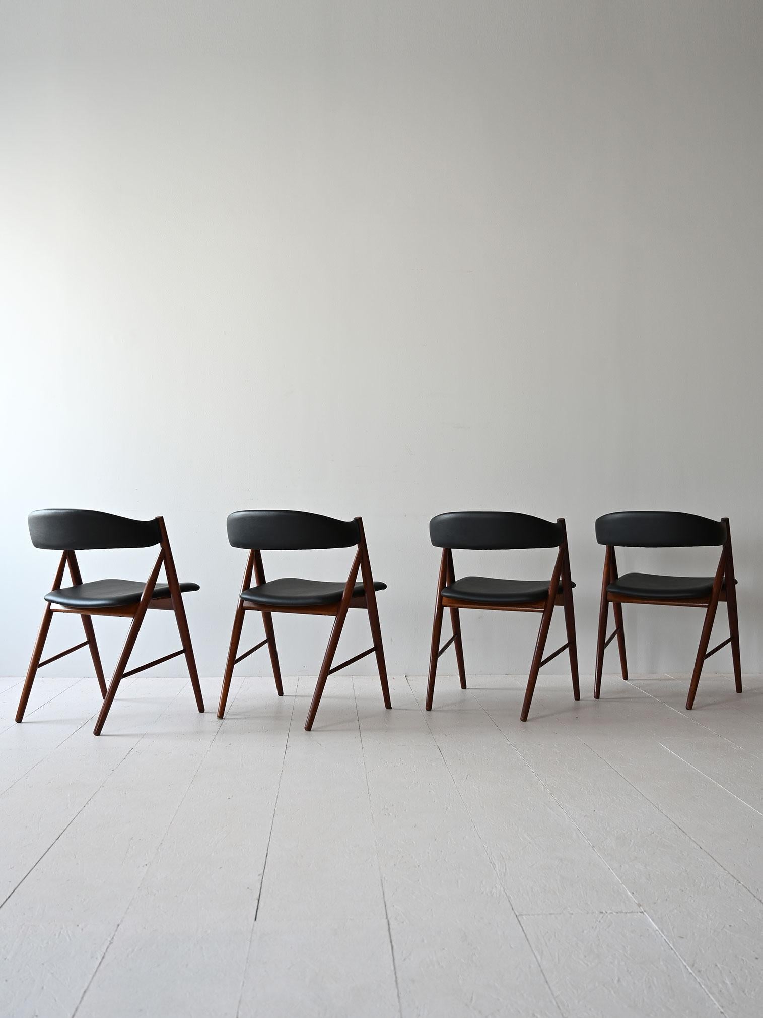 Set di 4 sedie mid-century scandinave con struttura in legno e schienale e seduta in similpelle nera. 

Le linee minimali delle gambe e la seduta confortevole riescono a unire estetica e funzionalità, come vuole il design nordico. 
Buone condizioni.