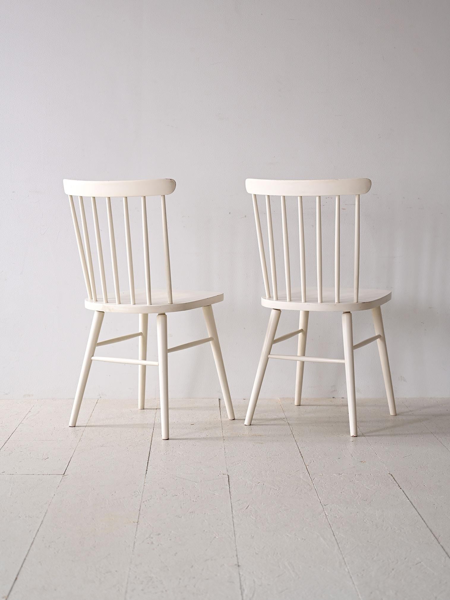 Weiße skandinavische Vintage-Stühle (Skandinavische Moderne) im Angebot