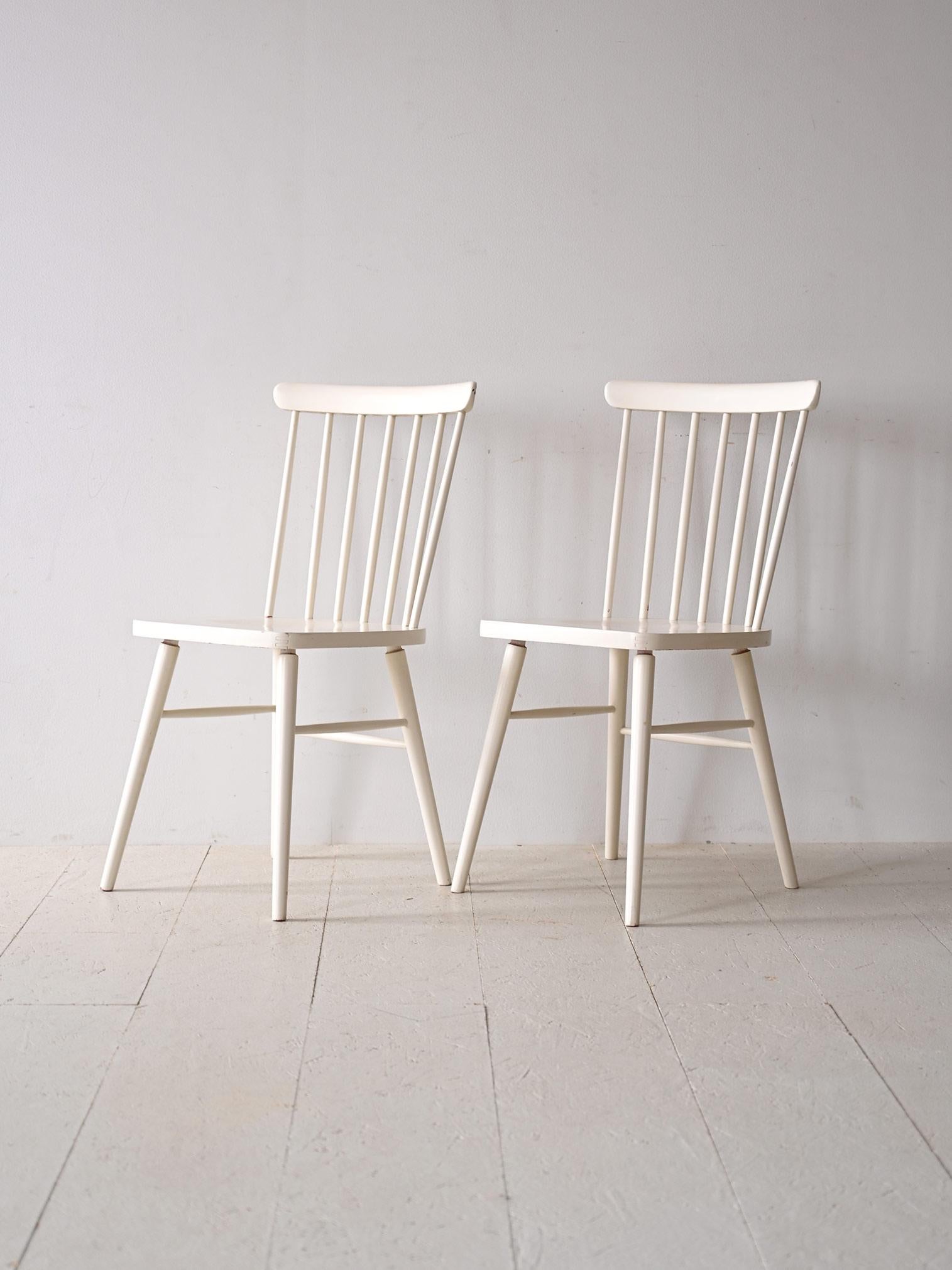 Weiße skandinavische Vintage-Stühle (Scandinavian) im Angebot