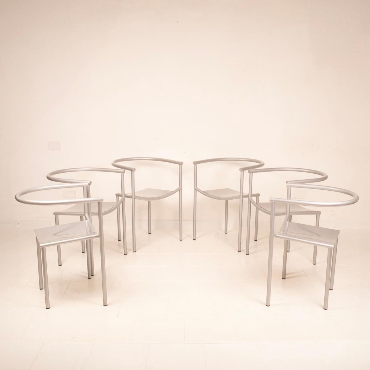 Atemberaubendes Set von 6 postmodernen Von Vogelsang-Stühlen, entworfen von Philippe Starck im Jahr 1985 und hergestellt von Driade.
Sie bestehen aus grau lackiertem Stahlrohr und perforiertem Stahlblech. 
Diese minimalistisch gestalteten Stühle