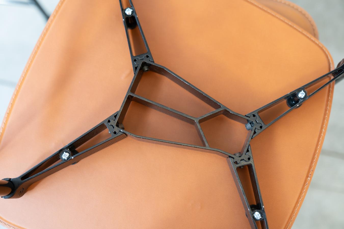 Sillas Ycami años 80 aluminio anodizado pintado de negro con asiento de cuero co en venta 4