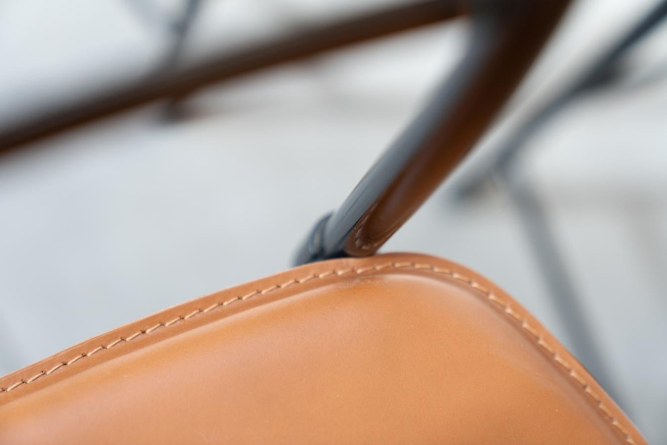 Sillas Ycami años 80 aluminio anodizado pintado de negro con asiento de cuero co en venta 5
