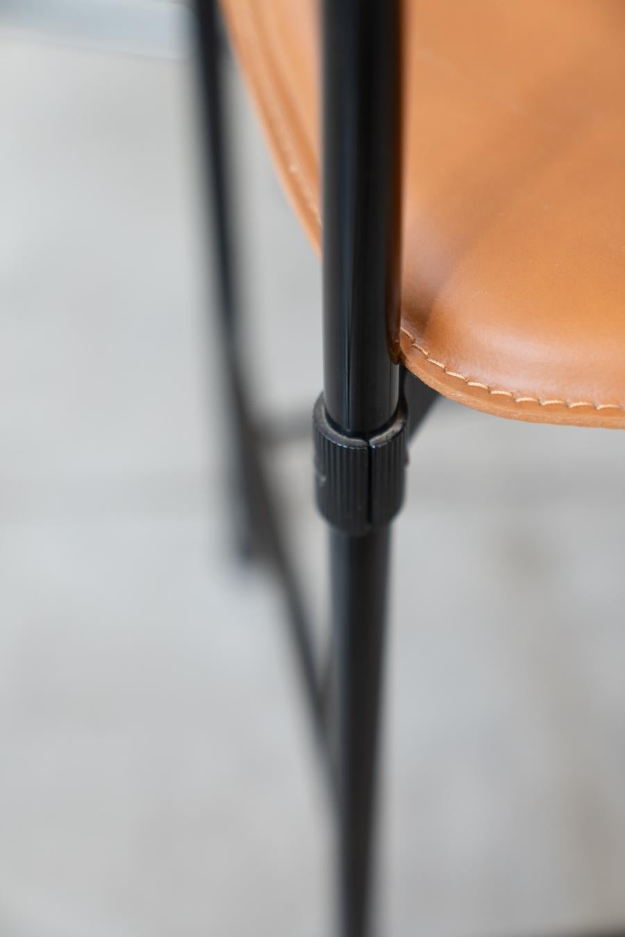 Sillas Ycami años 80 aluminio anodizado pintado de negro con asiento de cuero co en venta 6