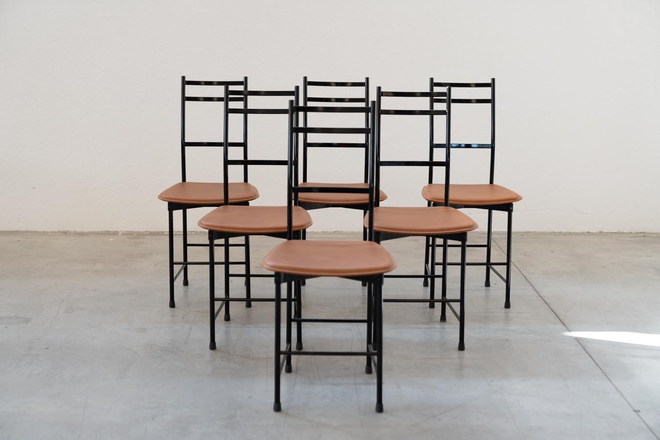 Sillas Ycami años 80 aluminio anodizado pintado de negro con asiento de cuero co en venta 8