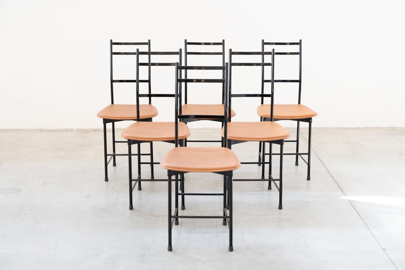 Sillas Ycami años 80 aluminio anodizado pintado de negro con asiento de cuero co en venta 9