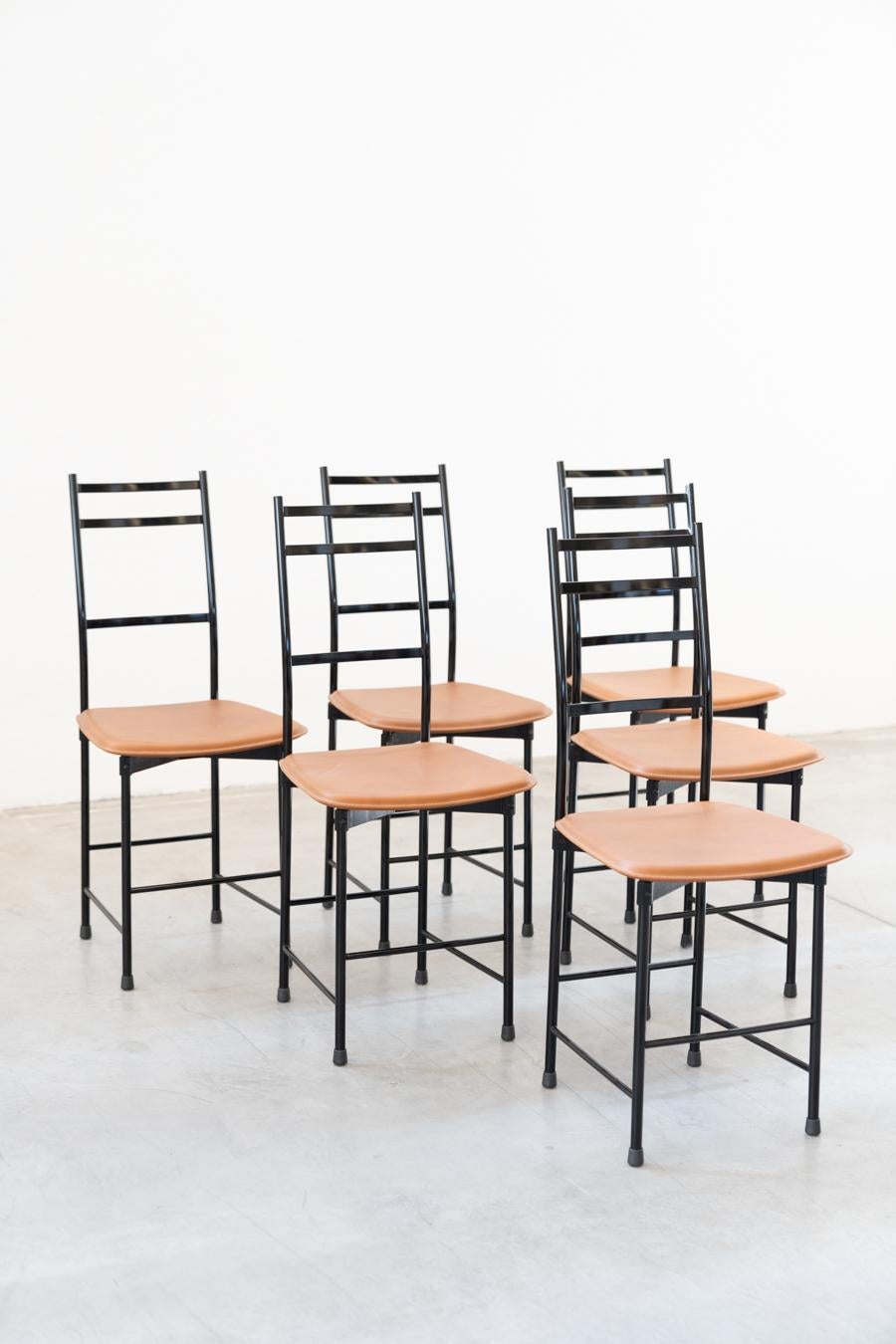 Sillas Ycami años 80 aluminio anodizado pintado de negro con asiento de cuero co en venta 10