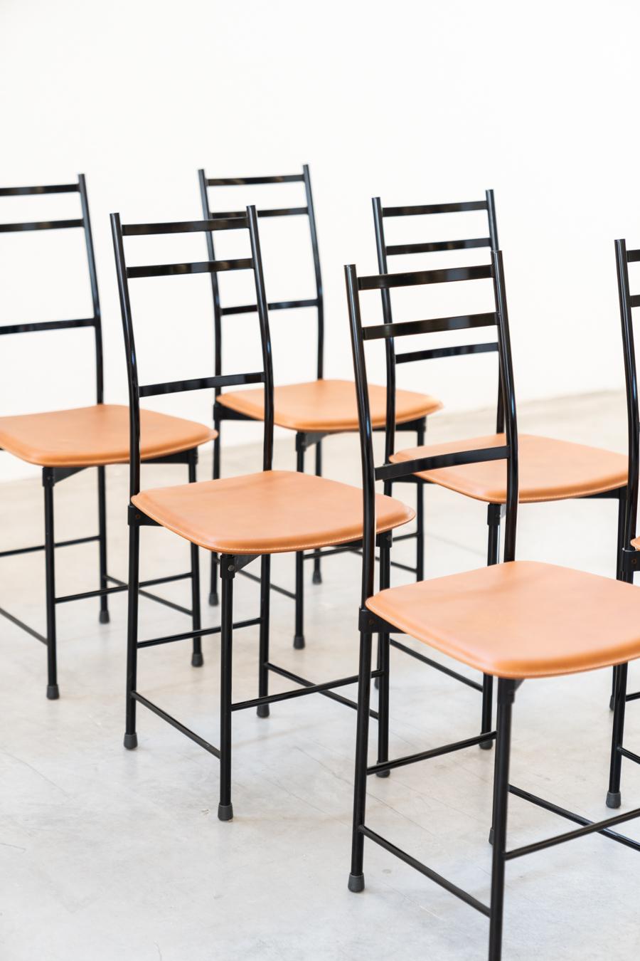 Sillas Ycami años 80 aluminio anodizado pintado de negro con asiento de cuero co Italian en venta