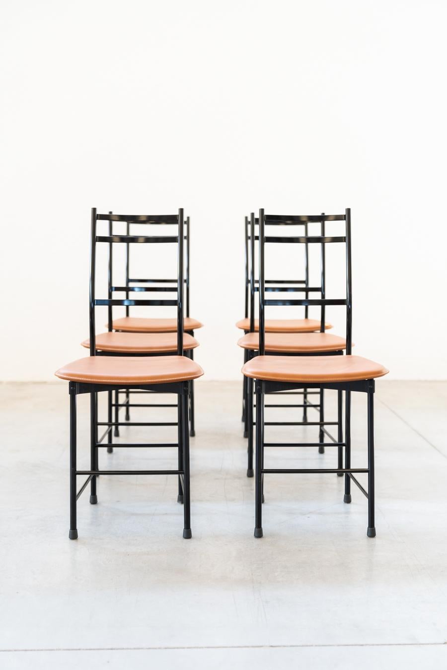 Sillas Ycami años 80 aluminio anodizado pintado de negro con asiento de cuero co Anodizado en venta