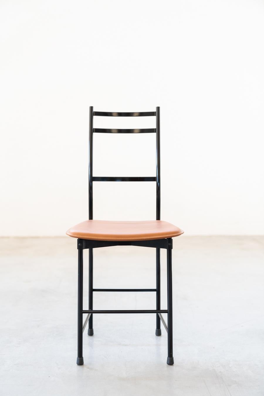 Sillas Ycami años 80 aluminio anodizado pintado de negro con asiento de cuero co Aluminio en venta