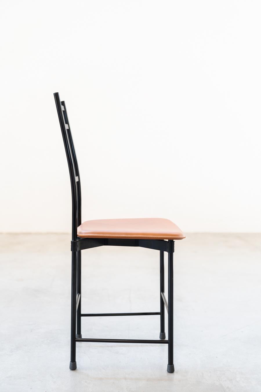 Sillas Ycami años 80 aluminio anodizado pintado de negro con asiento de cuero co en venta 1