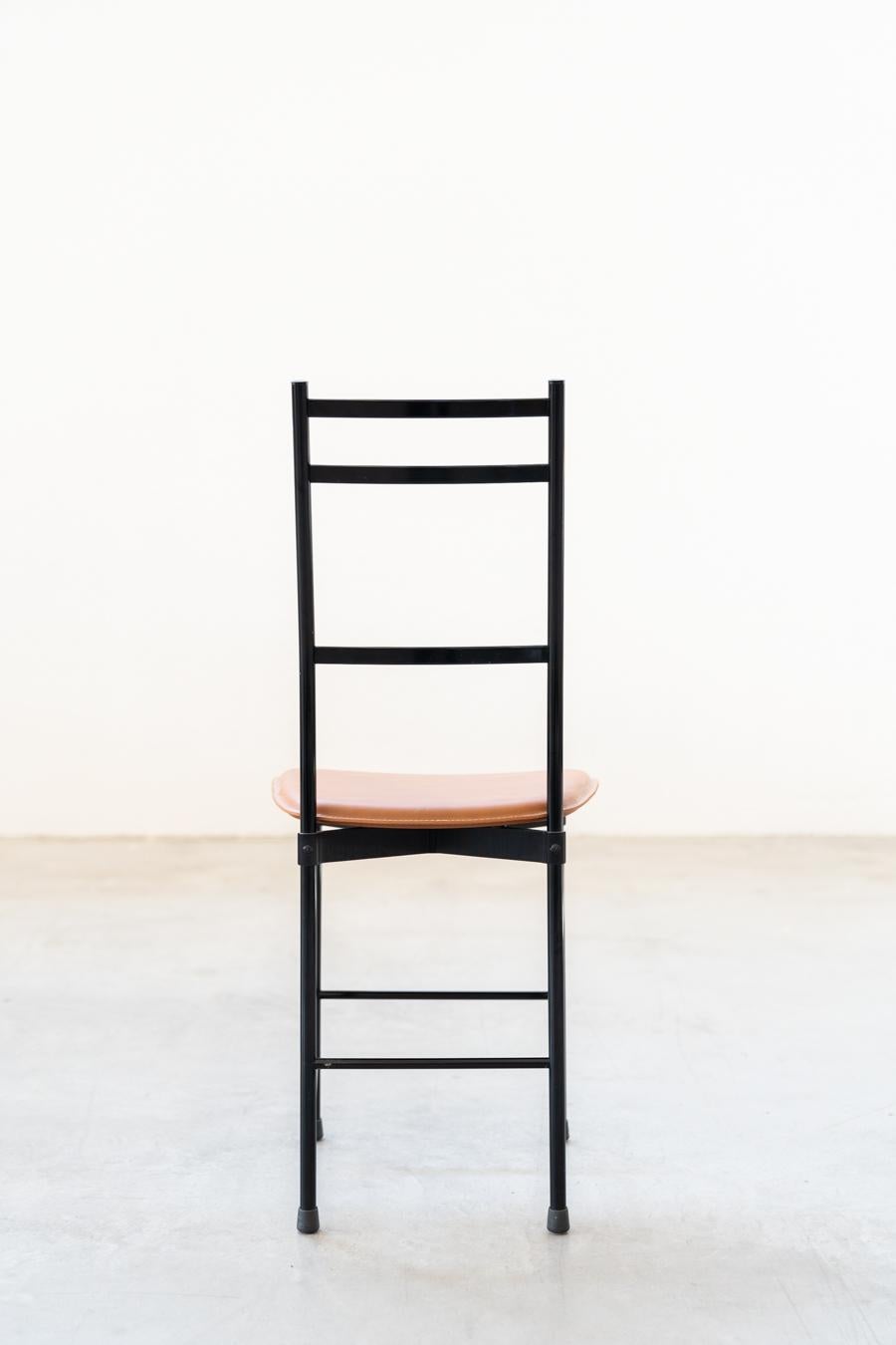 Sillas Ycami años 80 aluminio anodizado pintado de negro con asiento de cuero co en venta 2