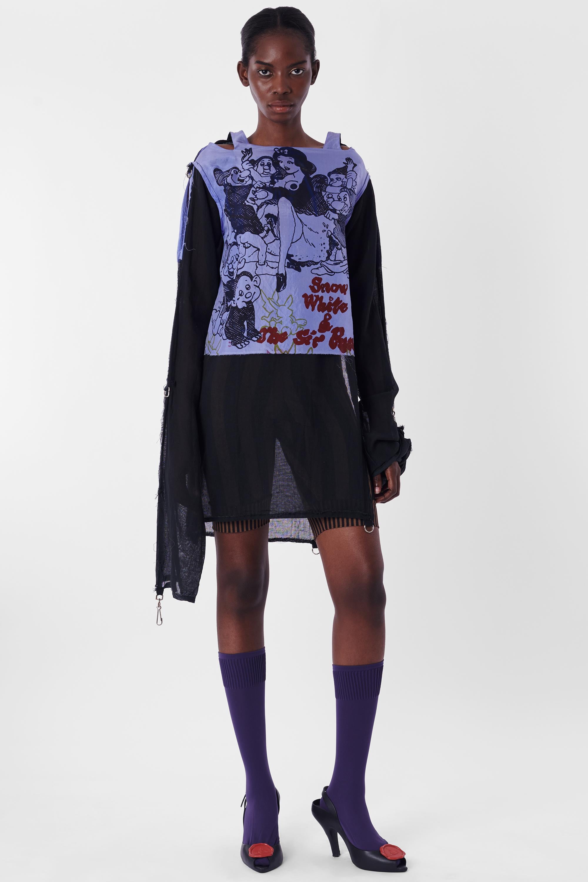 Vivienne Westwood Malcom McLaren Ende der 1970er Jahre Seditionaries Snow White Bondage Shirt. Mit ikonischem Schulterausschnitt, langen Ärmeln mit Metallbügeln und Verschlüssen, doppelter Lage und Schlitzen an zwei Seiten. In ausgezeichnetem