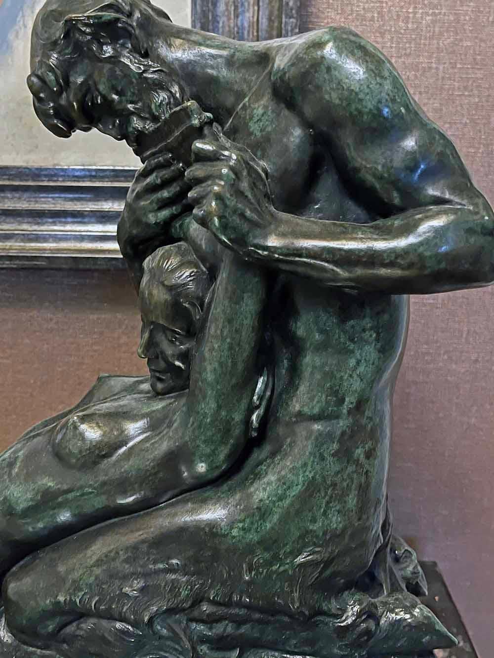 Grande, raro e suggestivo, questo bronzo sensuale di Jean Camus raffigura una figura di satiro nudo che seduce una figura femminile nuda prostrata davanti a lui, ammaliata dalla musica delle sue cornamuse.  Coloni è noto per aver scolpito figure