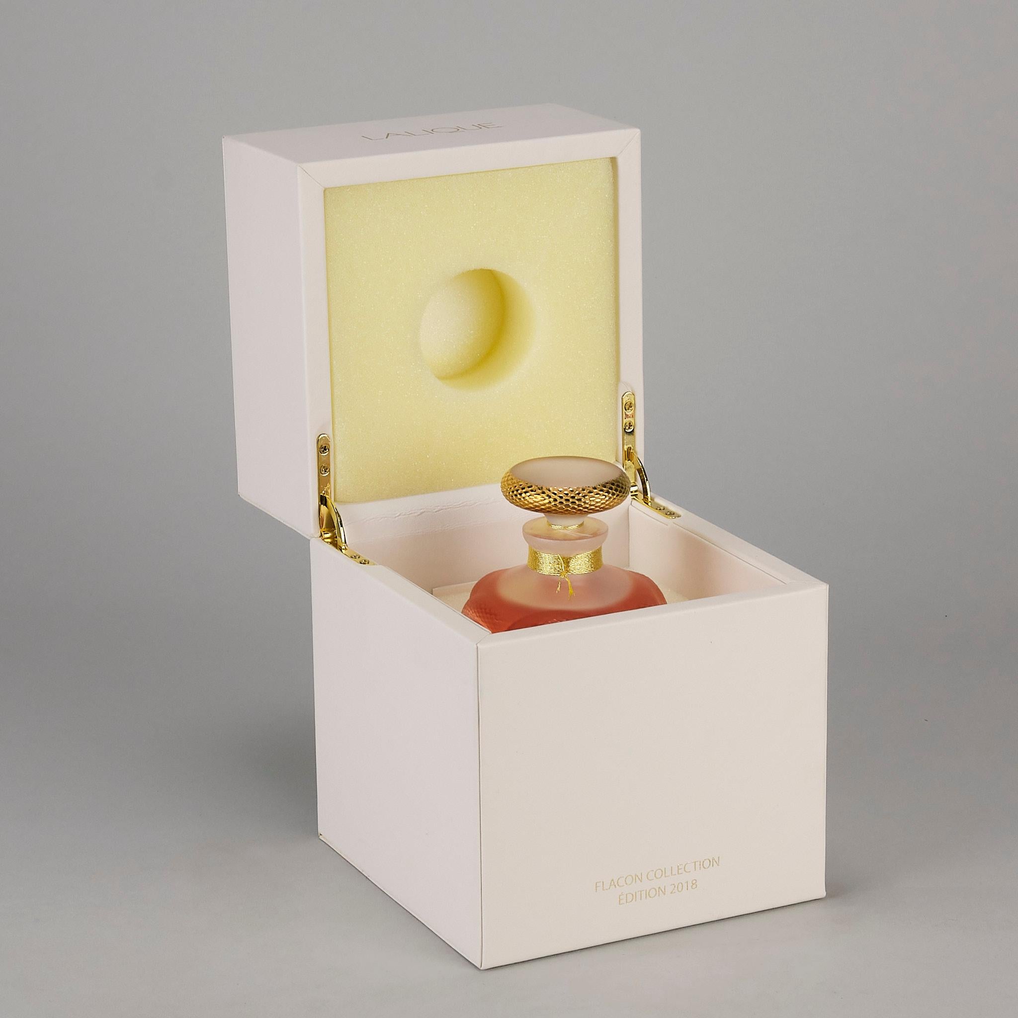 Contemporary Parfümflasche aus mattiertem Glas mit dem Titel 'Séduction' von Lalique (Art déco) im Angebot