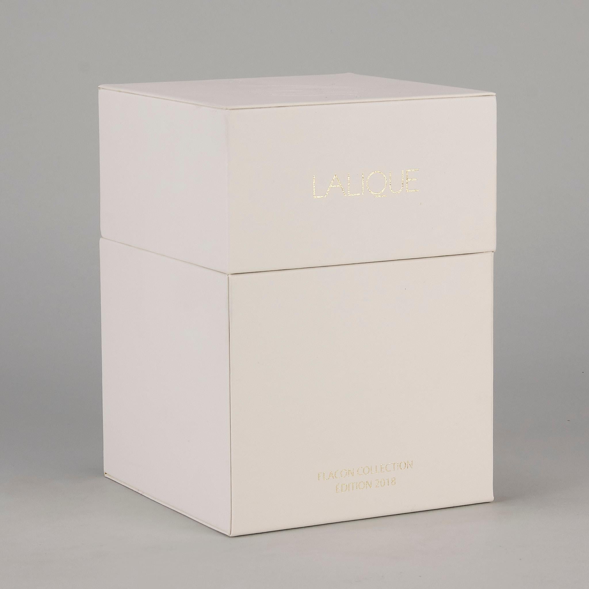 Moulé Flacon à parfum contemporain en verre dépoli intitulé 'Séduction' par Lalique en vente
