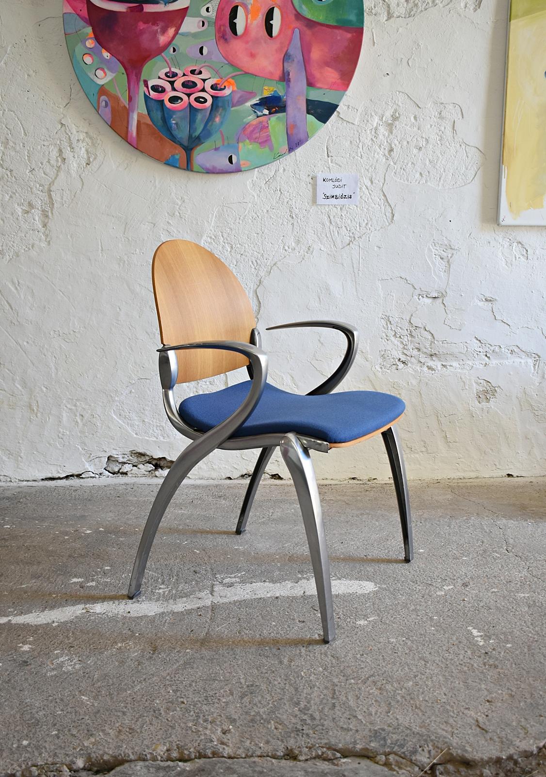 Ti presento questa sedia da conferenza Sedus di alta qualità, una scelta perfetta per le sale riunioni degli uffici, le sale conferenze o lo studio a casa. Questo modello di poltrona combina funzionalità e stile per offrire una seduta comoda e