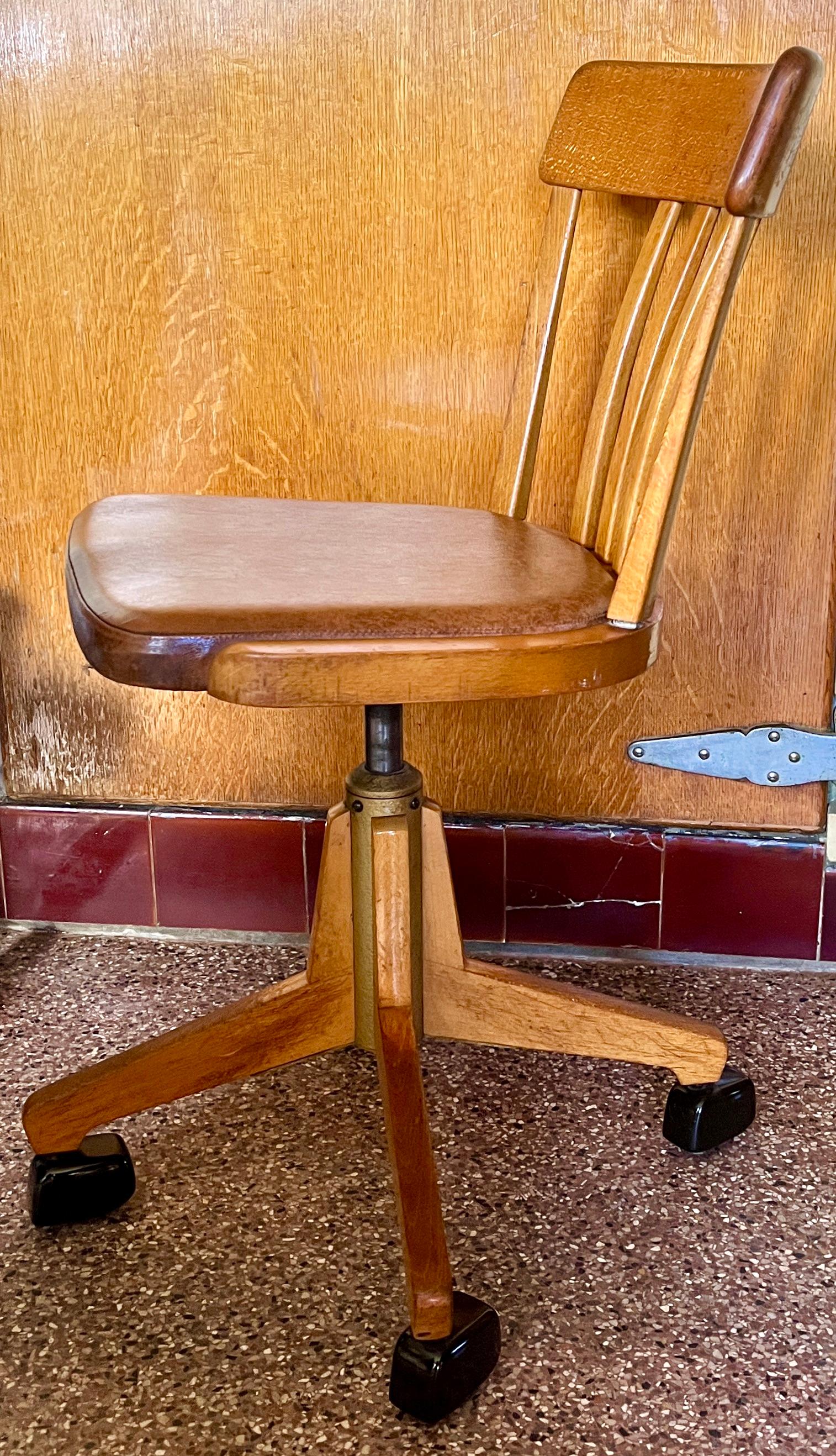 Sedus wooden beech swivel chair height adjustable 
Mid-Century Modern

Seat height adjustable 51 cm to 58 cm
Adjustable in Total Height 83 cm max 90 cm
Chair has a Very Nice Original Patina


With Best Wishes, Geert.