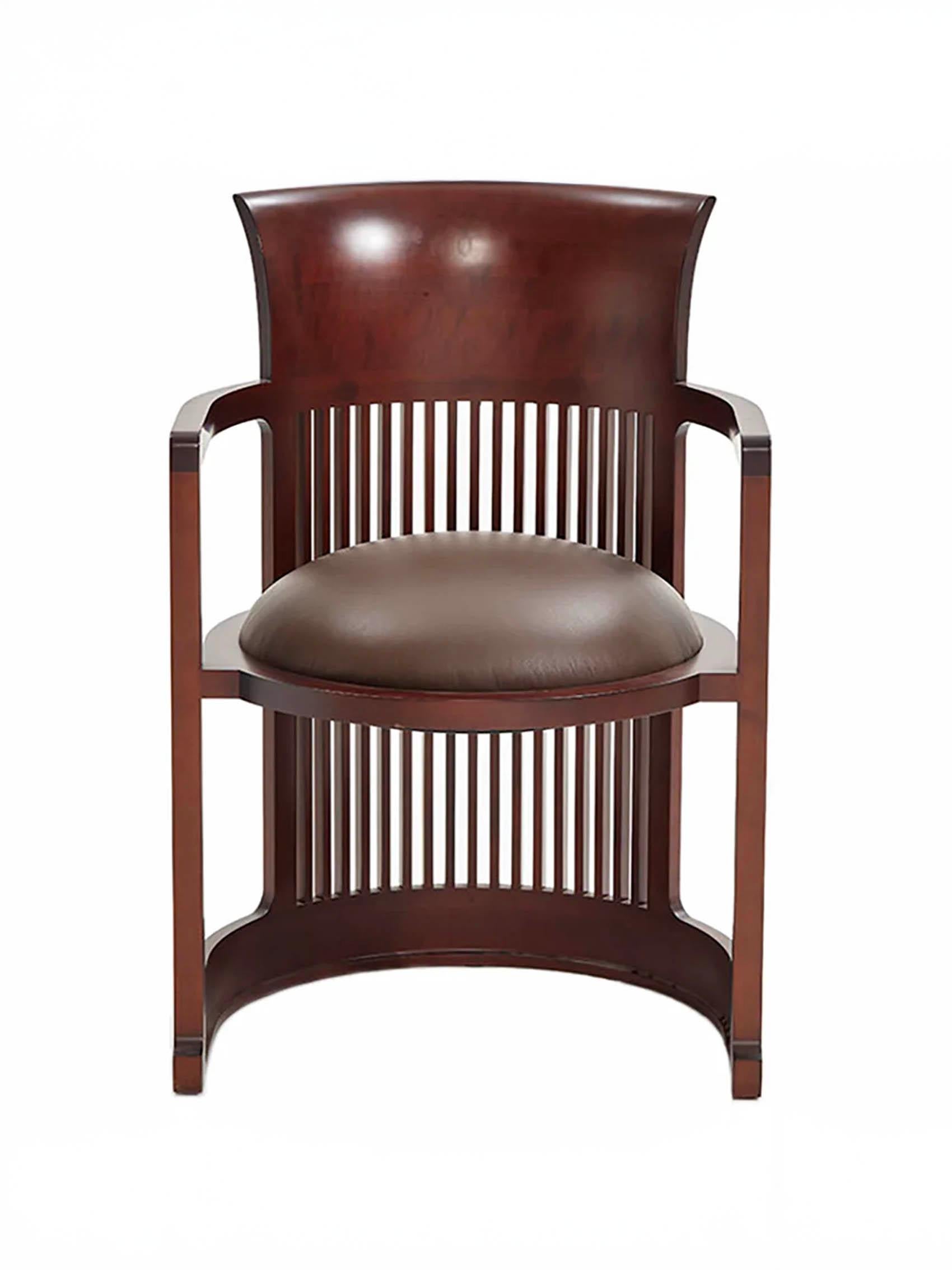 Stuhl mit Armlehnen, entworfen von Frank Lloyd Wright im Jahr 1937 und hergestellt von Cassina im Jahr 1986. Das halbrunde Gestell aus natürlichem, nussbaumfarben gebeiztem Kirschbaumholz verleiht dem Sitz eine monumentale Ausstrahlung, die durch