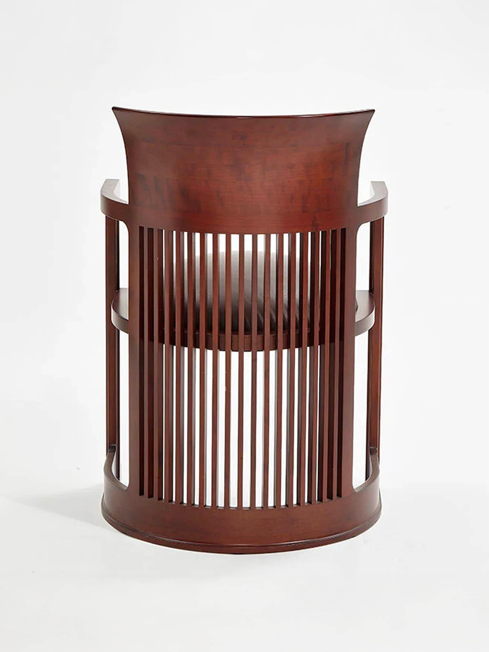 Barrel chair von Frank Lloyd Wright aus dem Jahr 1937, hergestellt von Cassina 1986 (Italian) im Angebot