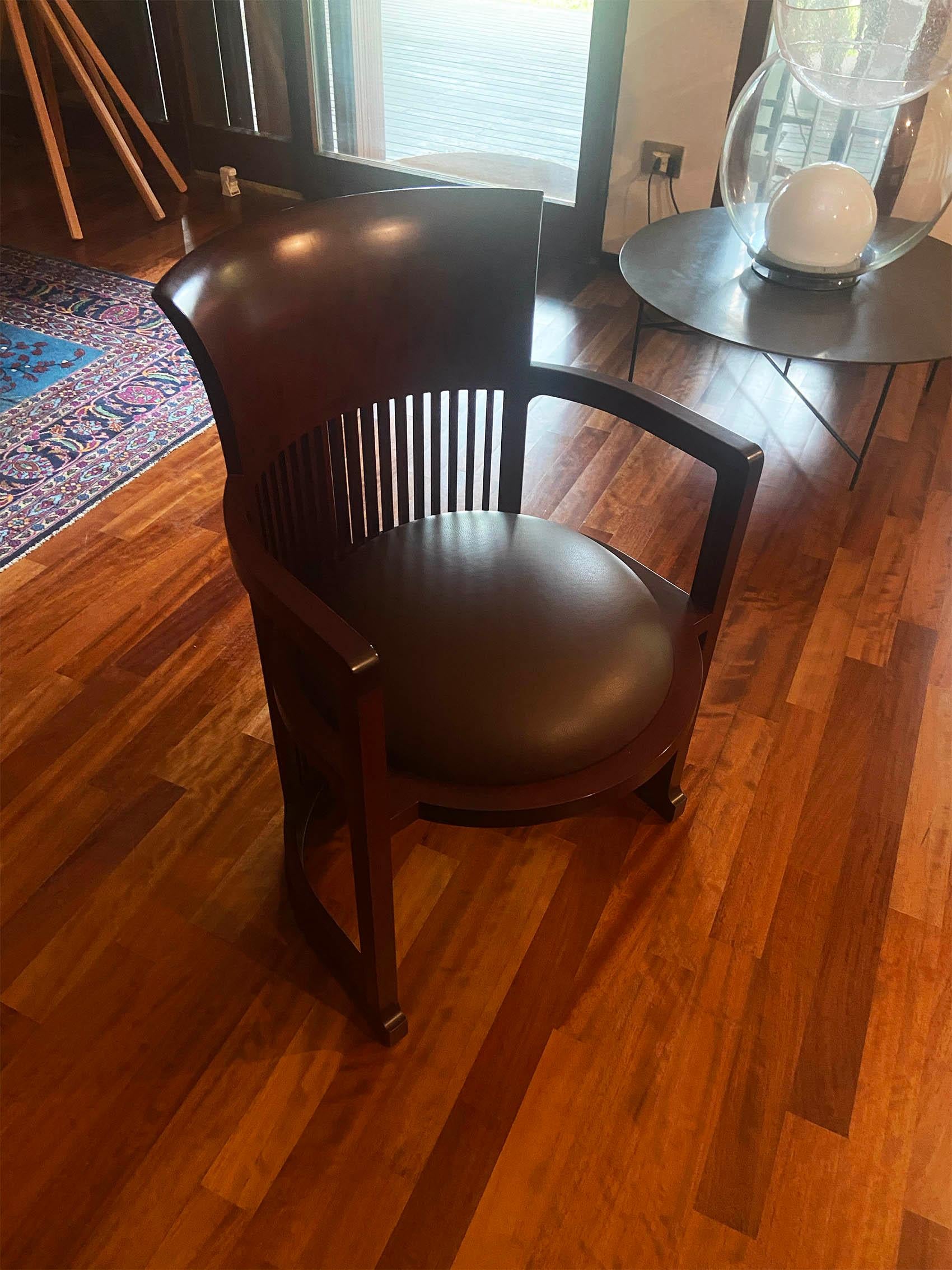 Barrel chair von Frank Lloyd Wright aus dem Jahr 1937, hergestellt von Cassina 1986 (Gefärbt) im Angebot