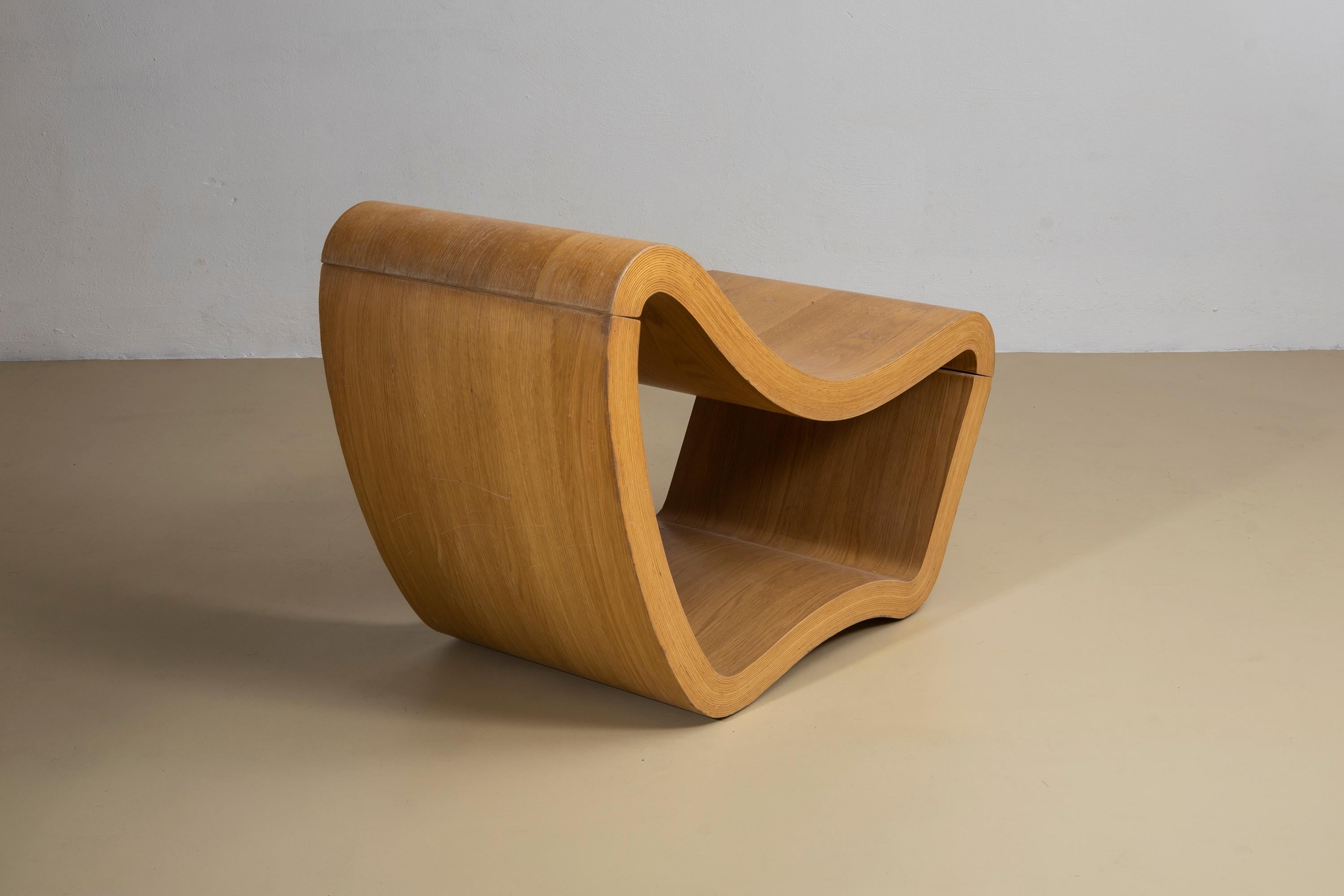 Modern Seduta scultorea in legno curvato, produzione italiana anni 70 For Sale