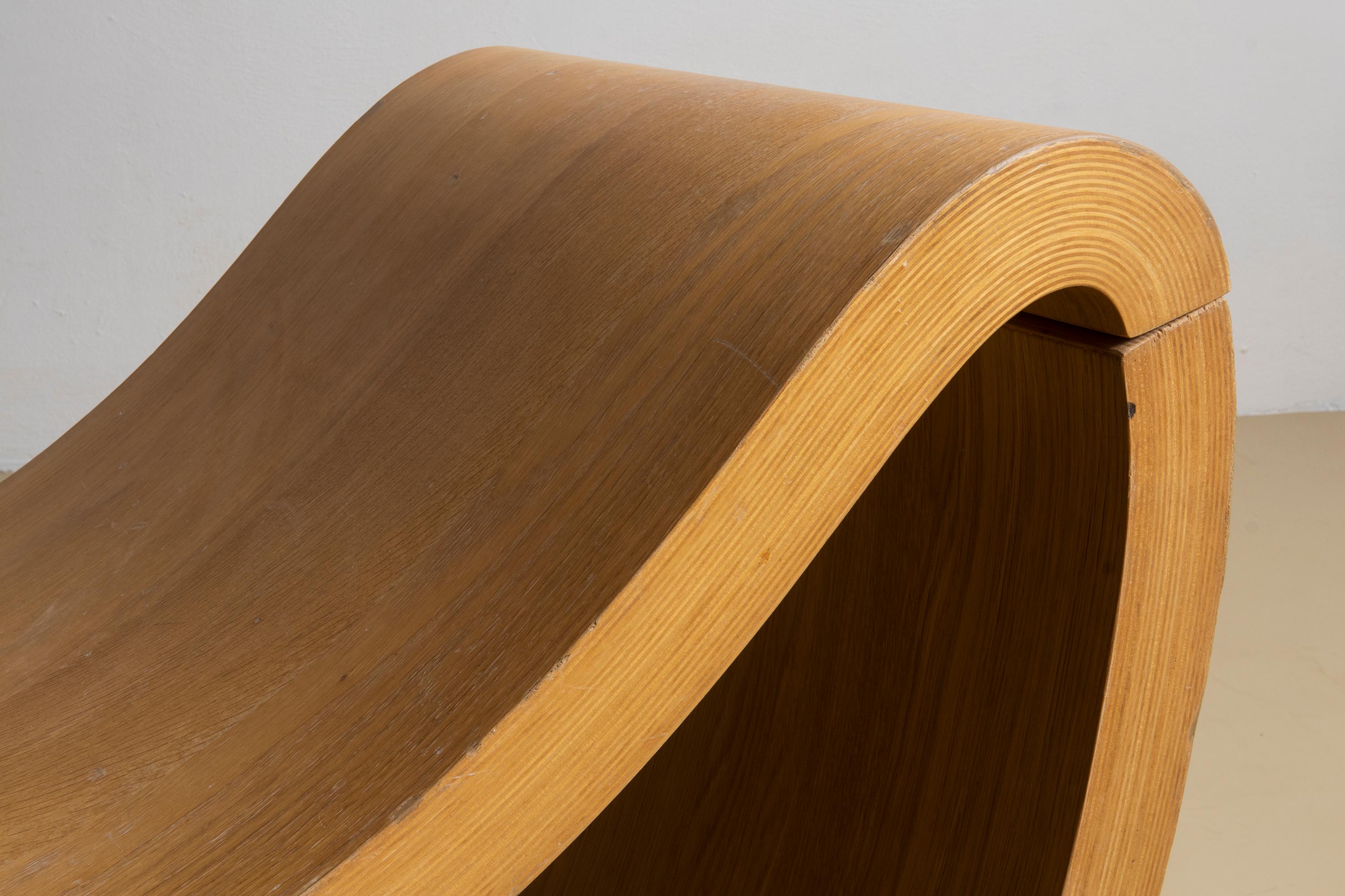 Italian Seduta scultorea in legno curvato, produzione italiana anni 70 For Sale
