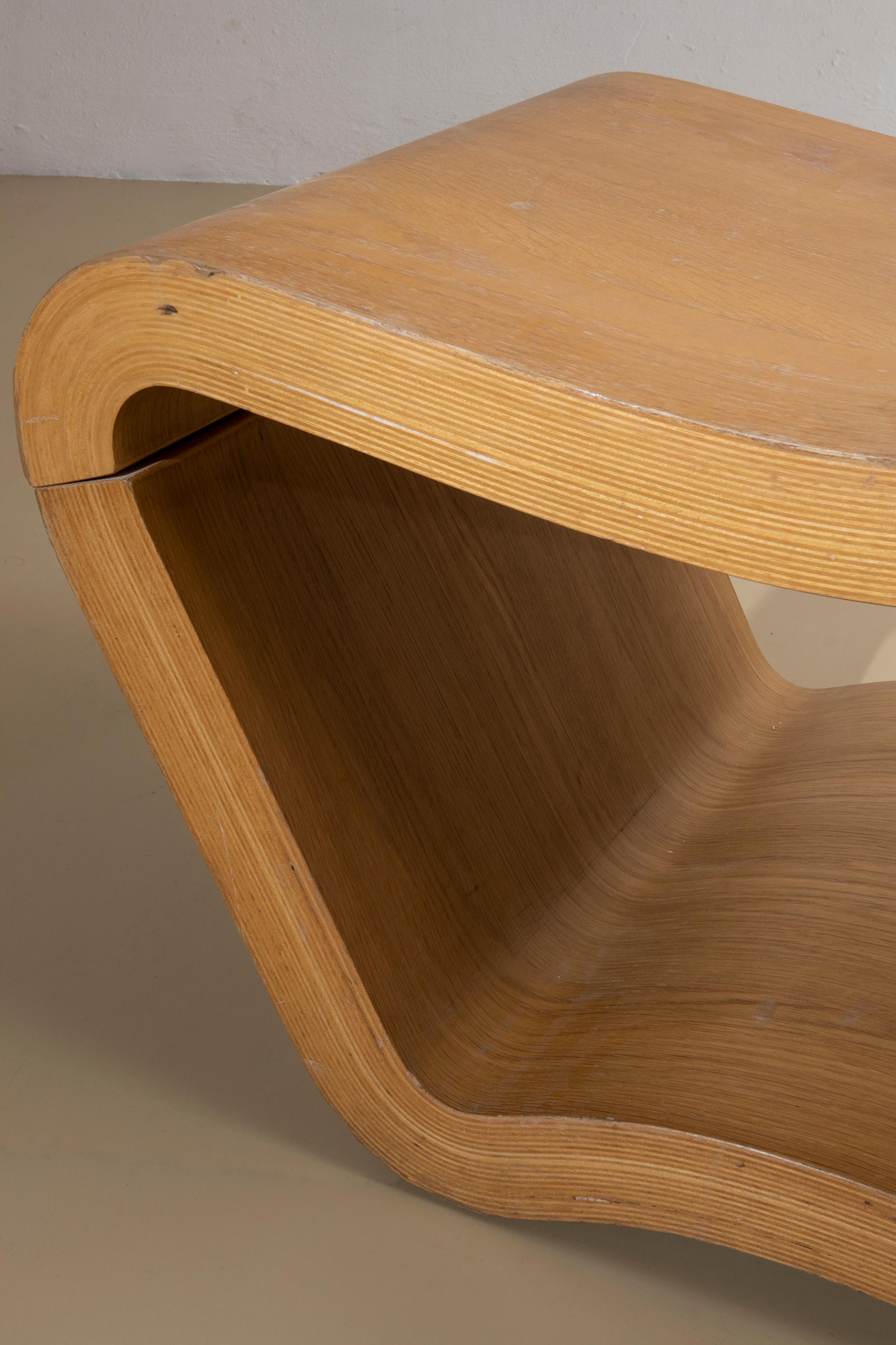 Seduta scultorea in legno curvato, produzione italiana anni 70 In Good Condition For Sale In Firenze, IT