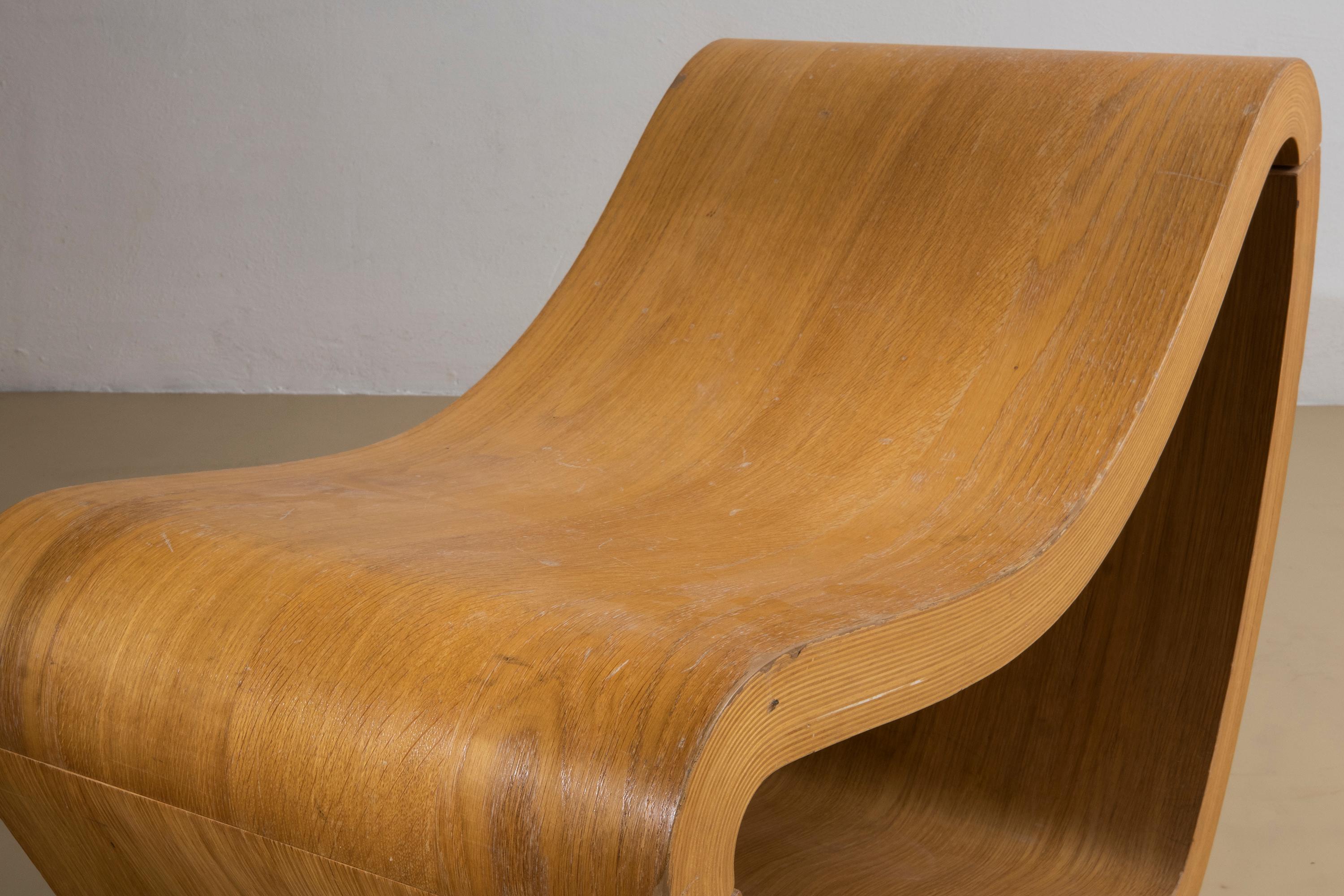 Late 20th Century Seduta scultorea in legno curvato, produzione italiana anni 70 For Sale