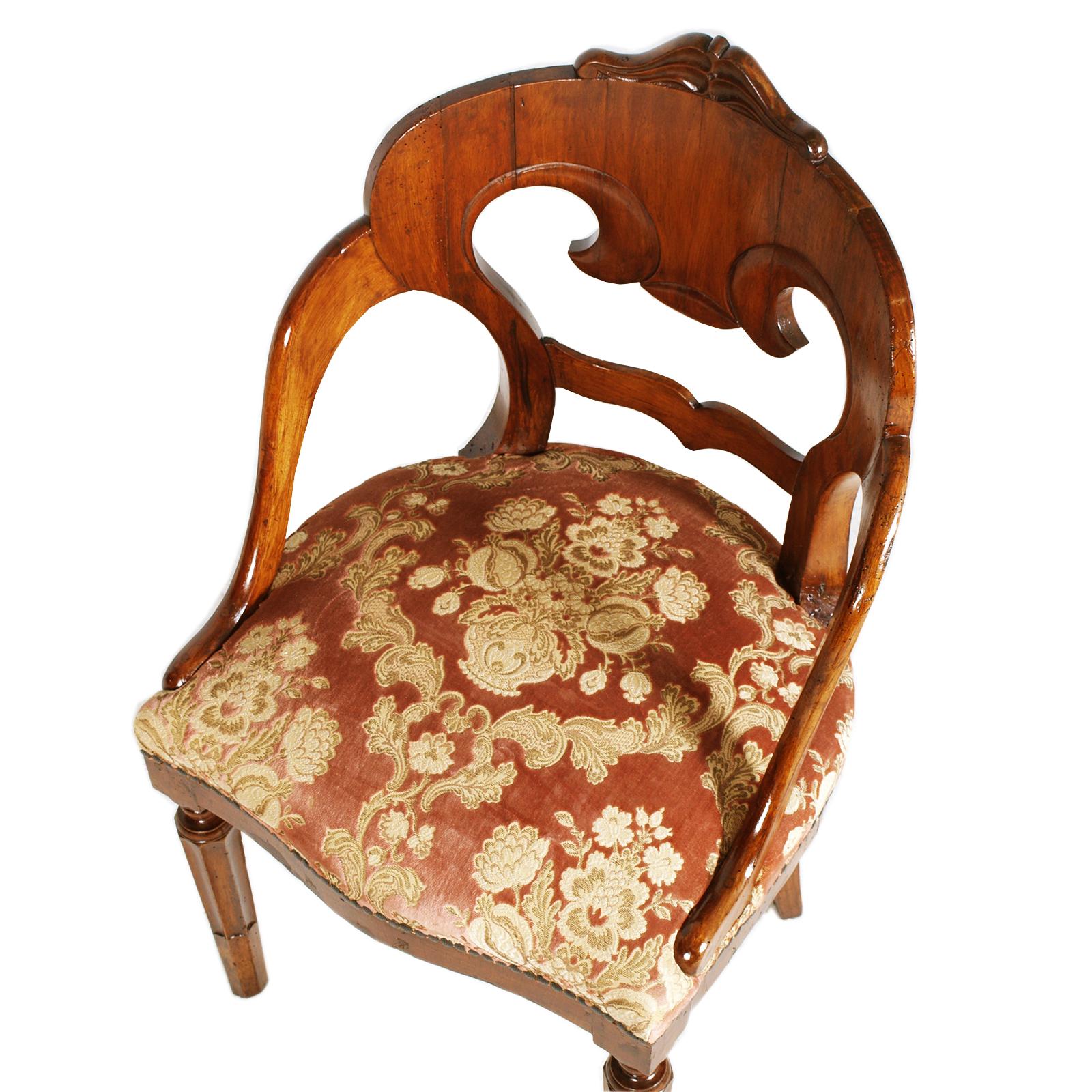 19th Century Fauteuil Bergère Louis XVI de Testolini Frères en noyer sculpté en vente