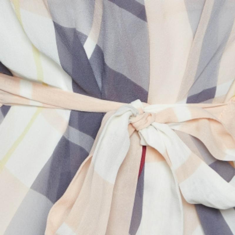 Dieses Designerkleid ist ein schickes und stilvolles Kleidungsstück, das Eleganz und Raffinesse ausstrahlt. Mit seinem eleganten Design, der schmeichelhaften Silhouette und der hochwertigen Verarbeitung ist dieses Kleid perfekt für jeden besonderen