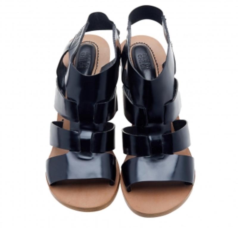 Questi sandali di See By Chloe ti aiuteranno a fare ogni passo con sicurezza, lusso e stile! Sono realizzate in pelle nera all'esterno. Presentano una punta aperta, una slingback e un tacco a zeppa. Questi sandali si abbinano bene a tutti i tuoi