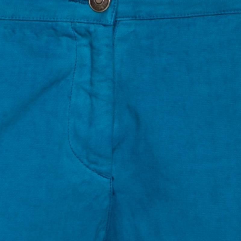 Consigue un estilo cómodo con esta creación de See By Chloe. Confeccionado en algodón, este pantalón azul brillante tiene un cierre delantero de cremallera y botón y cuatro bolsillos, dos de ellos con solapa en la parte trasera.