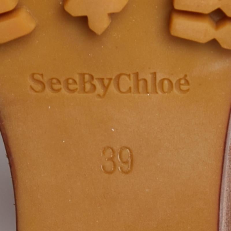 Sfoggiate uno stile elegante con questo paio di décolleté. Queste décolleté See By Chloe sono realizzate in pelle e hanno un tacco a zeppa.