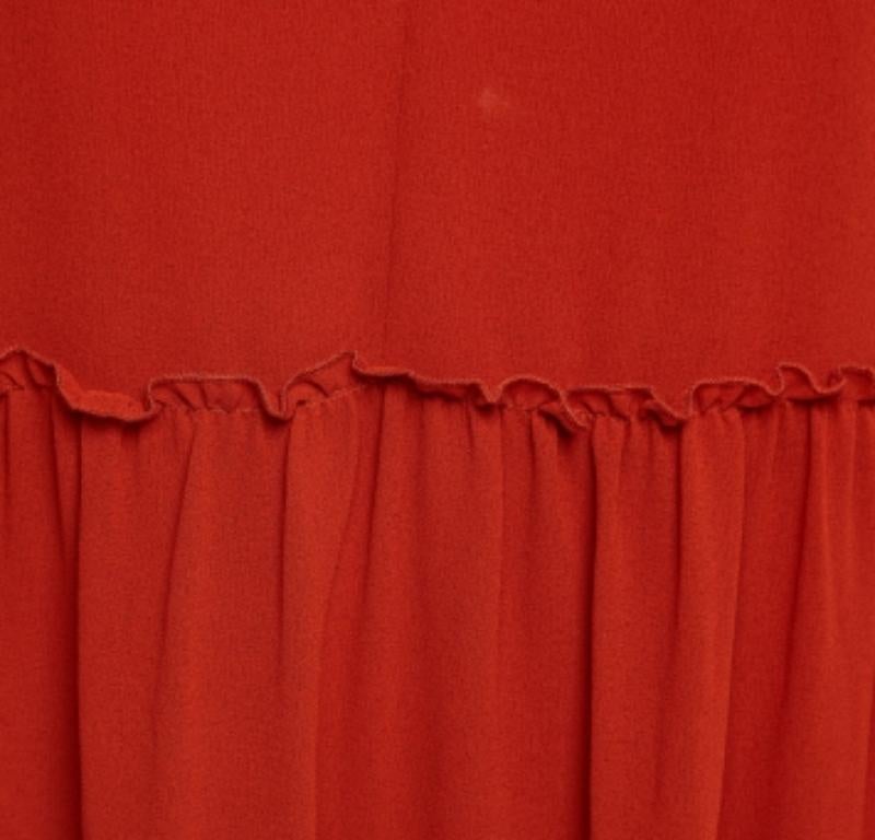 Questo abito See by Chloé è un capo chic e alla moda che emana eleganza e raffinatezza. Con il suo design elegante, la sua silhouette lusinghiera e la sua lavorazione di alta qualità, questo abito è perfetto per qualsiasi occasione speciale o evento
